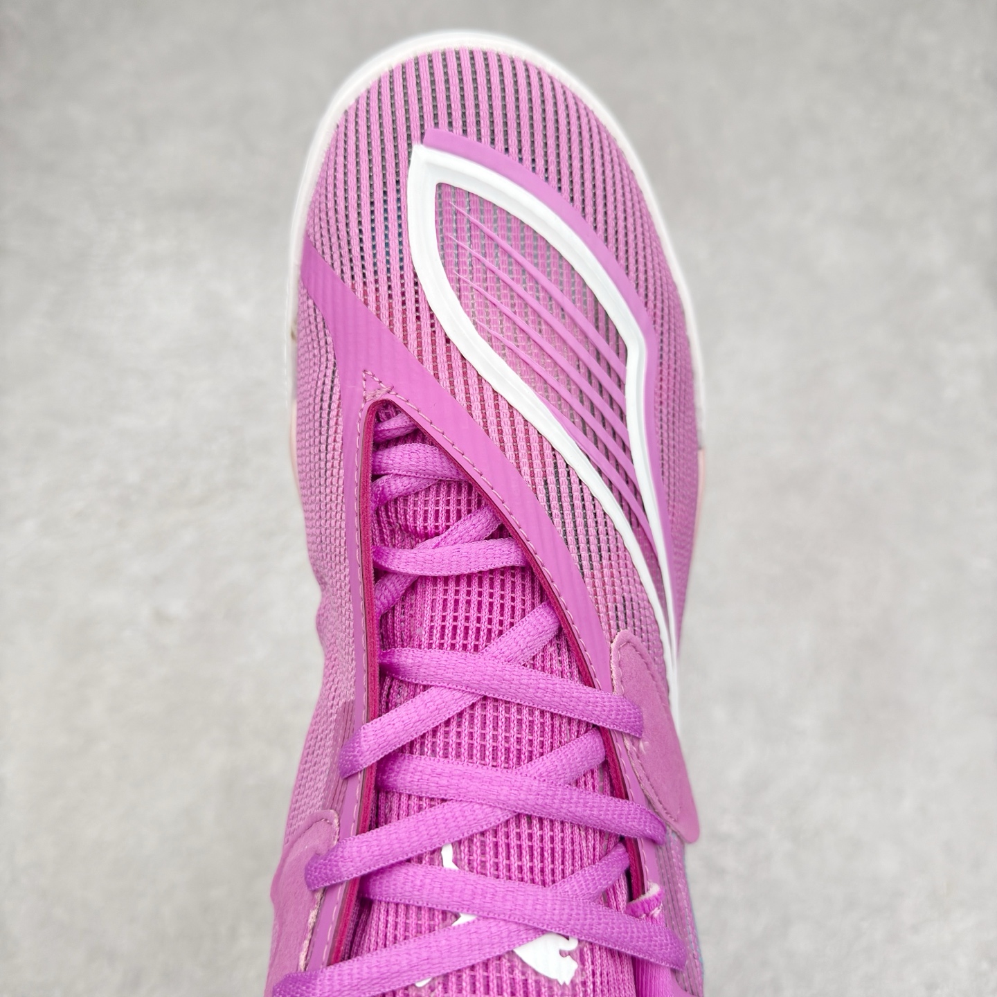 图片[4]-PUMA All-Pro Nitro PE 彪马亨德森签名减震防滑 低帮实战篮球鞋 全新Scoot Zeros签名战靴以斯库特·亨德森所一直遵循的人生箴言“O.D.D（Overly Determined to Dominate）”也作为设计的主要灵感概念，承载着斯库特·亨德森对于赛场以及未来人生的“终极方案” —— 决意主宰。球鞋整体设计充满凌厉感。鞋面以及外底前侧上翻均采用锯齿形状进行处理，而经典的PUMA Formstrip 跑道logo也在边缘辅以锯齿火焰纹进行勾勒，象征着斯库特·亨德森的强力球风。科技配置层面，Scoot Zeros中底则采用PUMA经典的高回弹PROFOAM EVA 材料进行加持，减缓落地冲击并适配球员的强爆发力属性。鞋身两侧经加固的Formstrip跑道Logo不仅是设计元素，也带来强力的锁定支撑。外底则采用高强度实色防滑橡胶，并采用加深的锯齿纹路设计。同时外底在前掌内外则的上翻处理，进一步在极限运动情景下保持高稳定性和支撑性。尺码：40 40.5 41 42 42.5 43 44 44.5 45 46-选品中心