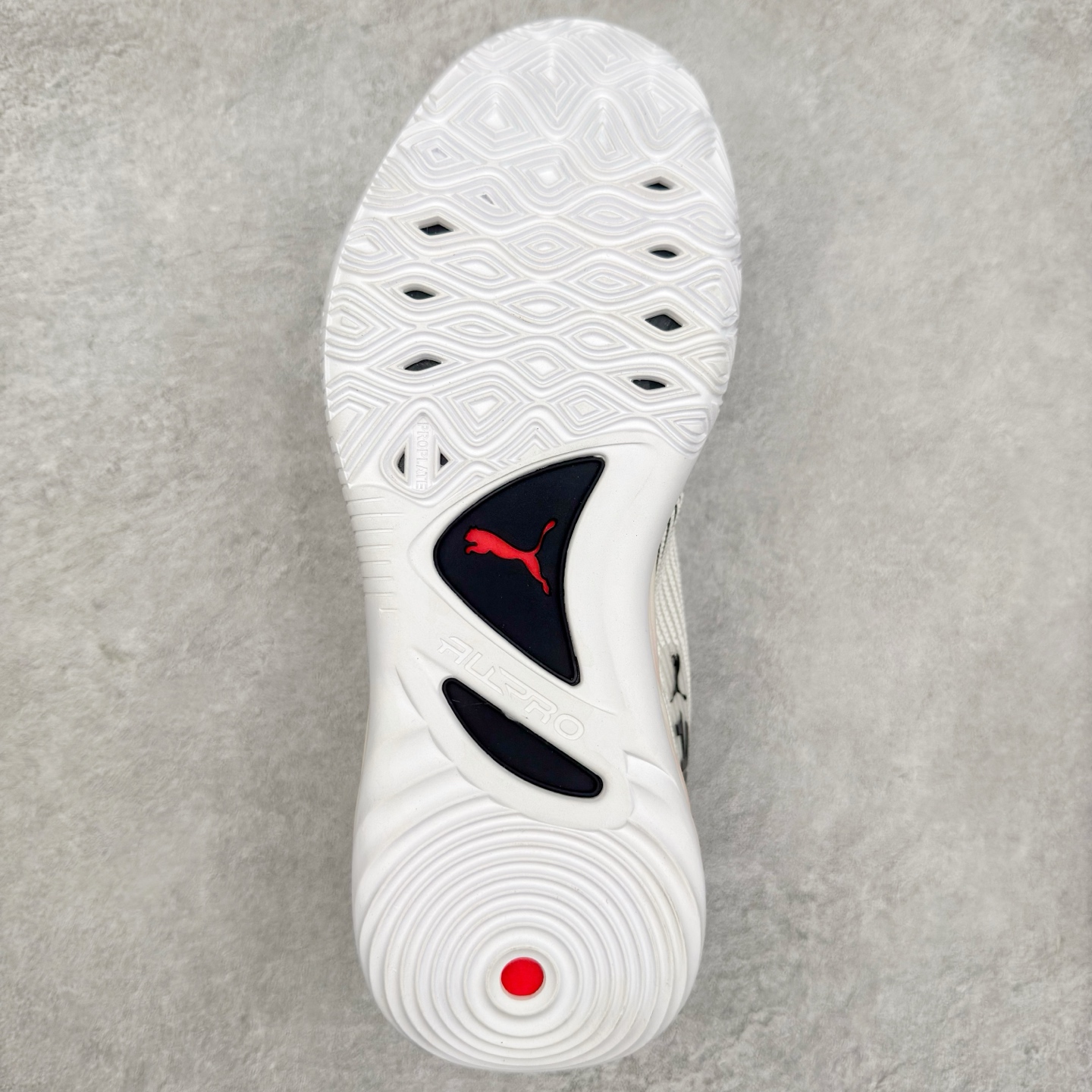 图片[9]-PUMA All-Pro Nitro PE 彪马亨德森签名减震防滑 低帮实战篮球鞋 全新Scoot Zeros签名战靴以斯库特·亨德森所一直遵循的人生箴言“O.D.D（Overly Determined to Dominate）”也作为设计的主要灵感概念，承载着斯库特·亨德森对于赛场以及未来人生的“终极方案” —— 决意主宰。球鞋整体设计充满凌厉感。鞋面以及外底前侧上翻均采用锯齿形状进行处理，而经典的PUMA Formstrip 跑道logo也在边缘辅以锯齿火焰纹进行勾勒，象征着斯库特·亨德森的强力球风。科技配置层面，Scoot Zeros中底则采用PUMA经典的高回弹PROFOAM EVA 材料进行加持，减缓落地冲击并适配球员的强爆发力属性。鞋身两侧经加固的Formstrip跑道Logo不仅是设计元素，也带来强力的锁定支撑。外底则采用高强度实色防滑橡胶，并采用加深的锯齿纹路设计。同时外底在前掌内外则的上翻处理，进一步在极限运动情景下保持高稳定性和支撑性。尺码：40 40.5 41 42 42.5 43 44 44.5 45 46-选品中心