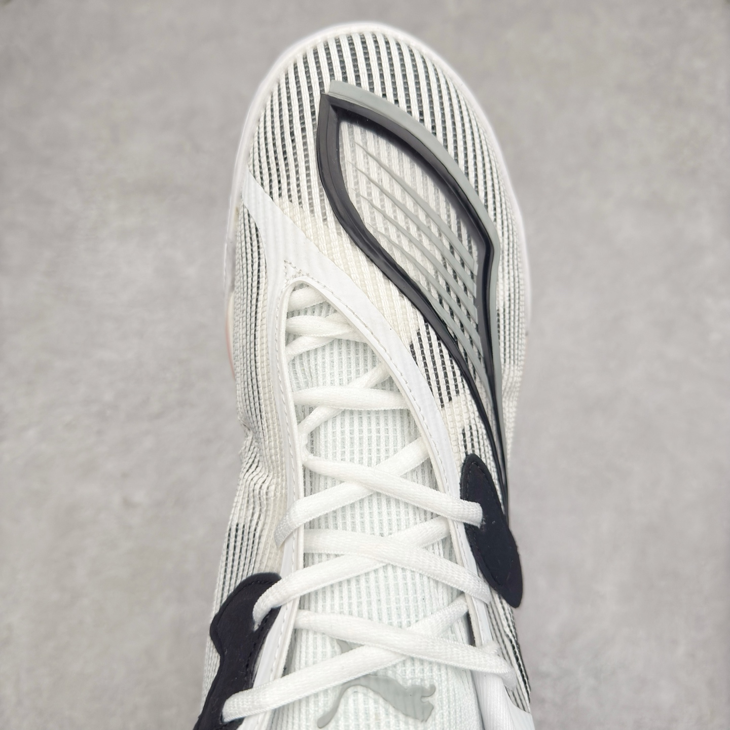 图片[4]-PUMA All-Pro Nitro PE 彪马亨德森签名减震防滑 低帮实战篮球鞋 全新Scoot Zeros签名战靴以斯库特·亨德森所一直遵循的人生箴言“O.D.D（Overly Determined to Dominate）”也作为设计的主要灵感概念，承载着斯库特·亨德森对于赛场以及未来人生的“终极方案” —— 决意主宰。球鞋整体设计充满凌厉感。鞋面以及外底前侧上翻均采用锯齿形状进行处理，而经典的PUMA Formstrip 跑道logo也在边缘辅以锯齿火焰纹进行勾勒，象征着斯库特·亨德森的强力球风。科技配置层面，Scoot Zeros中底则采用PUMA经典的高回弹PROFOAM EVA 材料进行加持，减缓落地冲击并适配球员的强爆发力属性。鞋身两侧经加固的Formstrip跑道Logo不仅是设计元素，也带来强力的锁定支撑。外底则采用高强度实色防滑橡胶，并采用加深的锯齿纹路设计。同时外底在前掌内外则的上翻处理，进一步在极限运动情景下保持高稳定性和支撑性。尺码：40 40.5 41 42 42.5 43 44 44.5 45 46-选品中心