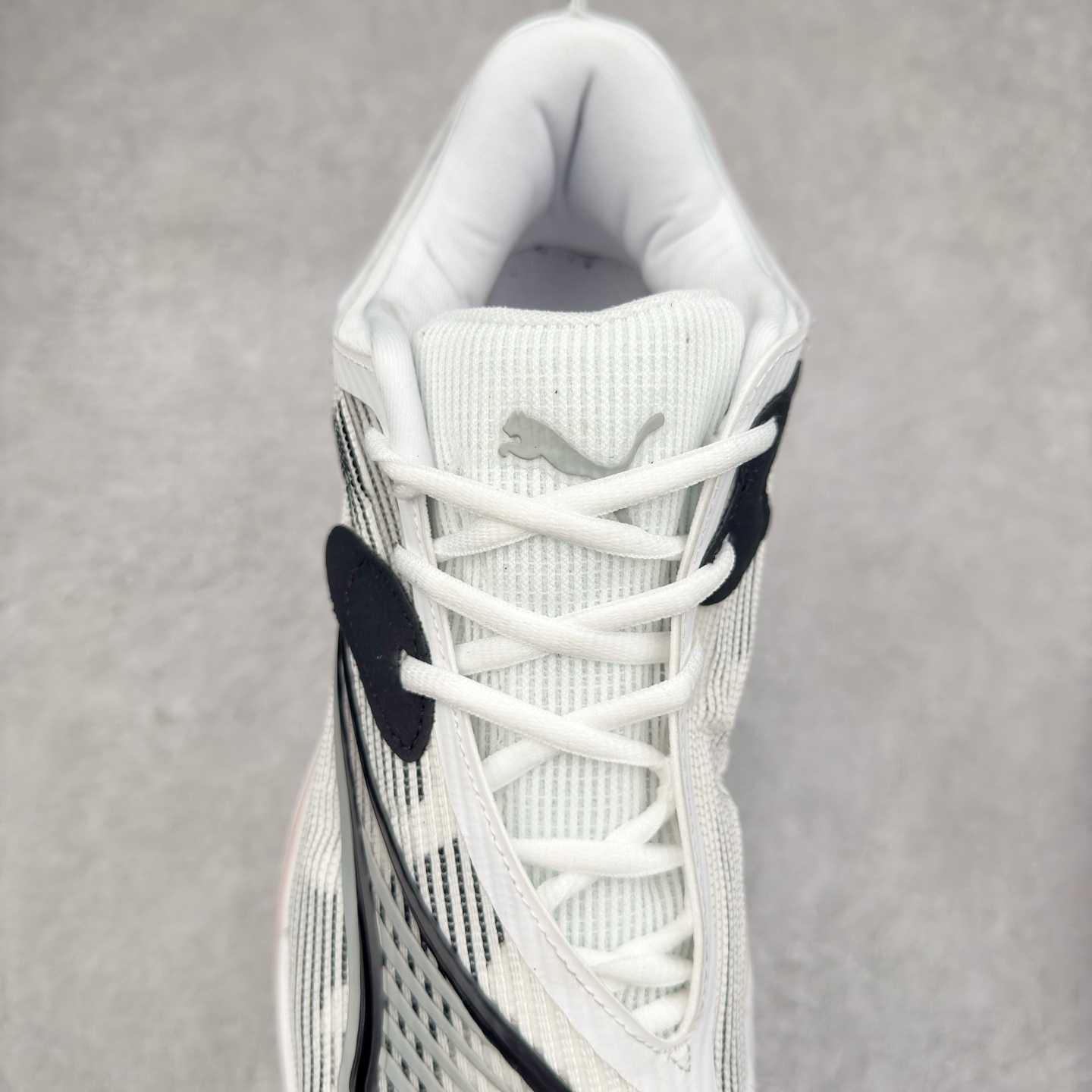 图片[5]-PUMA All-Pro Nitro PE 彪马亨德森签名减震防滑 低帮实战篮球鞋 全新Scoot Zeros签名战靴以斯库特·亨德森所一直遵循的人生箴言“O.D.D（Overly Determined to Dominate）”也作为设计的主要灵感概念，承载着斯库特·亨德森对于赛场以及未来人生的“终极方案” —— 决意主宰。球鞋整体设计充满凌厉感。鞋面以及外底前侧上翻均采用锯齿形状进行处理，而经典的PUMA Formstrip 跑道logo也在边缘辅以锯齿火焰纹进行勾勒，象征着斯库特·亨德森的强力球风。科技配置层面，Scoot Zeros中底则采用PUMA经典的高回弹PROFOAM EVA 材料进行加持，减缓落地冲击并适配球员的强爆发力属性。鞋身两侧经加固的Formstrip跑道Logo不仅是设计元素，也带来强力的锁定支撑。外底则采用高强度实色防滑橡胶，并采用加深的锯齿纹路设计。同时外底在前掌内外则的上翻处理，进一步在极限运动情景下保持高稳定性和支撑性。尺码：40 40.5 41 42 42.5 43 44 44.5 45 46-选品中心