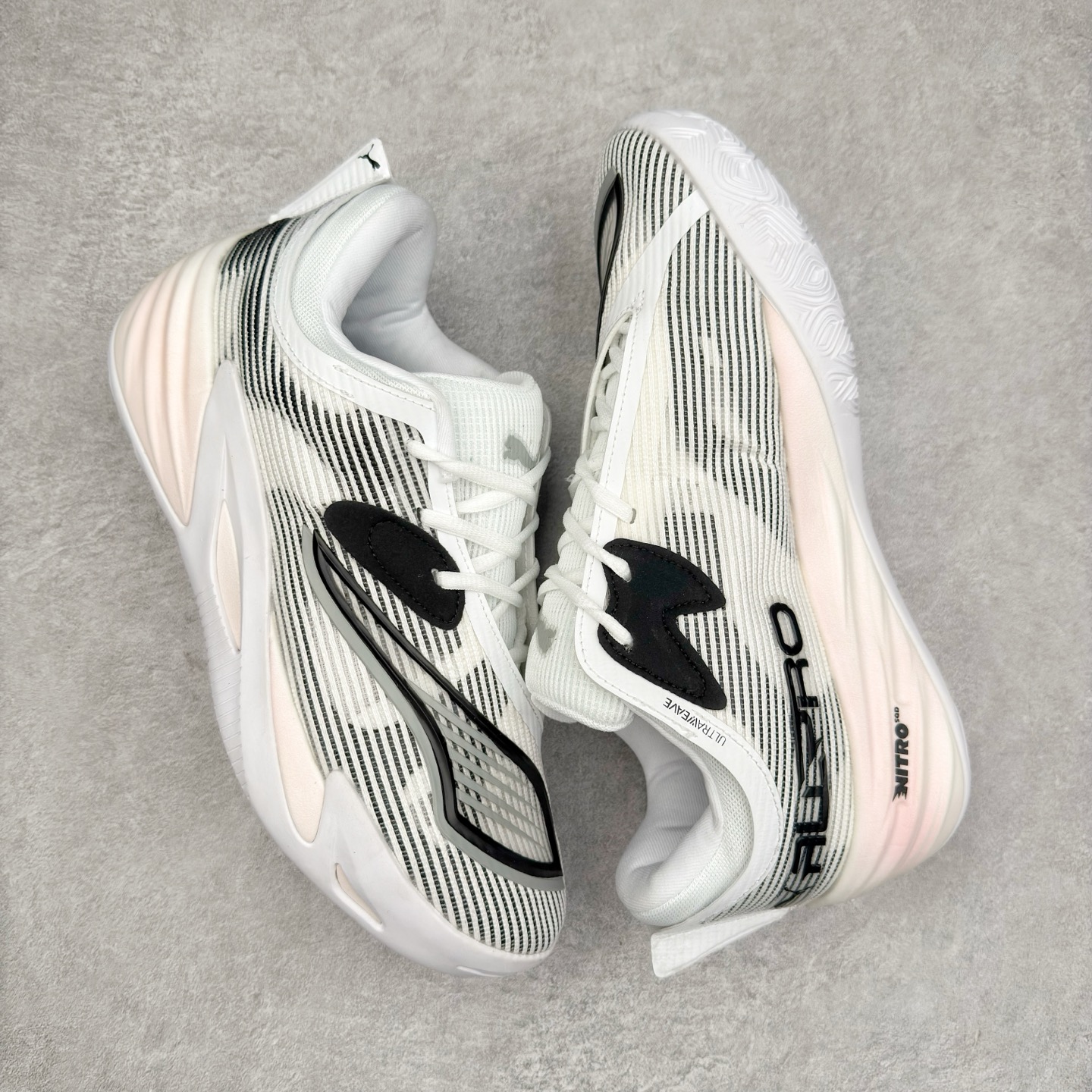 图片[3]-PUMA All-Pro Nitro PE 彪马亨德森签名减震防滑 低帮实战篮球鞋 全新Scoot Zeros签名战靴以斯库特·亨德森所一直遵循的人生箴言“O.D.D（Overly Determined to Dominate）”也作为设计的主要灵感概念，承载着斯库特·亨德森对于赛场以及未来人生的“终极方案” —— 决意主宰。球鞋整体设计充满凌厉感。鞋面以及外底前侧上翻均采用锯齿形状进行处理，而经典的PUMA Formstrip 跑道logo也在边缘辅以锯齿火焰纹进行勾勒，象征着斯库特·亨德森的强力球风。科技配置层面，Scoot Zeros中底则采用PUMA经典的高回弹PROFOAM EVA 材料进行加持，减缓落地冲击并适配球员的强爆发力属性。鞋身两侧经加固的Formstrip跑道Logo不仅是设计元素，也带来强力的锁定支撑。外底则采用高强度实色防滑橡胶，并采用加深的锯齿纹路设计。同时外底在前掌内外则的上翻处理，进一步在极限运动情景下保持高稳定性和支撑性。尺码：40 40.5 41 42 42.5 43 44 44.5 45 46-选品中心