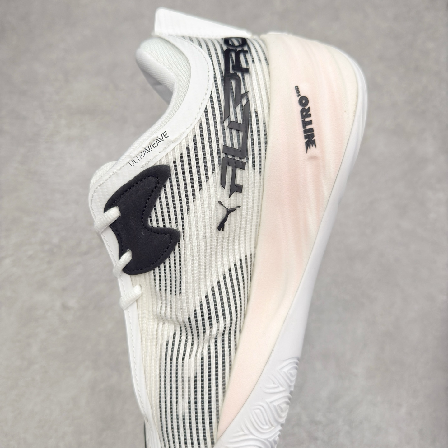 图片[7]-PUMA All-Pro Nitro PE 彪马亨德森签名减震防滑 低帮实战篮球鞋 全新Scoot Zeros签名战靴以斯库特·亨德森所一直遵循的人生箴言“O.D.D（Overly Determined to Dominate）”也作为设计的主要灵感概念，承载着斯库特·亨德森对于赛场以及未来人生的“终极方案” —— 决意主宰。球鞋整体设计充满凌厉感。鞋面以及外底前侧上翻均采用锯齿形状进行处理，而经典的PUMA Formstrip 跑道logo也在边缘辅以锯齿火焰纹进行勾勒，象征着斯库特·亨德森的强力球风。科技配置层面，Scoot Zeros中底则采用PUMA经典的高回弹PROFOAM EVA 材料进行加持，减缓落地冲击并适配球员的强爆发力属性。鞋身两侧经加固的Formstrip跑道Logo不仅是设计元素，也带来强力的锁定支撑。外底则采用高强度实色防滑橡胶，并采用加深的锯齿纹路设计。同时外底在前掌内外则的上翻处理，进一步在极限运动情景下保持高稳定性和支撑性。尺码：40 40.5 41 42 42.5 43 44 44.5 45 46-选品中心