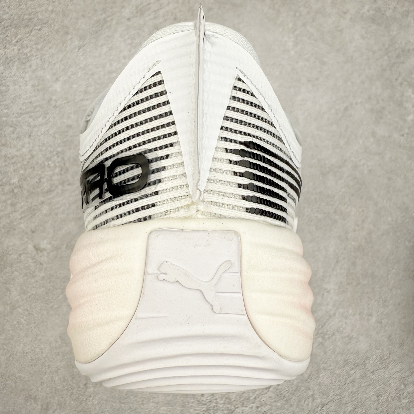 图片[8]-PUMA All-Pro Nitro PE 彪马亨德森签名减震防滑 低帮实战篮球鞋 全新Scoot Zeros签名战靴以斯库特·亨德森所一直遵循的人生箴言“O.D.D（Overly Determined to Dominate）”也作为设计的主要灵感概念，承载着斯库特·亨德森对于赛场以及未来人生的“终极方案” —— 决意主宰。球鞋整体设计充满凌厉感。鞋面以及外底前侧上翻均采用锯齿形状进行处理，而经典的PUMA Formstrip 跑道logo也在边缘辅以锯齿火焰纹进行勾勒，象征着斯库特·亨德森的强力球风。科技配置层面，Scoot Zeros中底则采用PUMA经典的高回弹PROFOAM EVA 材料进行加持，减缓落地冲击并适配球员的强爆发力属性。鞋身两侧经加固的Formstrip跑道Logo不仅是设计元素，也带来强力的锁定支撑。外底则采用高强度实色防滑橡胶，并采用加深的锯齿纹路设计。同时外底在前掌内外则的上翻处理，进一步在极限运动情景下保持高稳定性和支撑性。尺码：40 40.5 41 42 42.5 43 44 44.5 45 46-选品中心