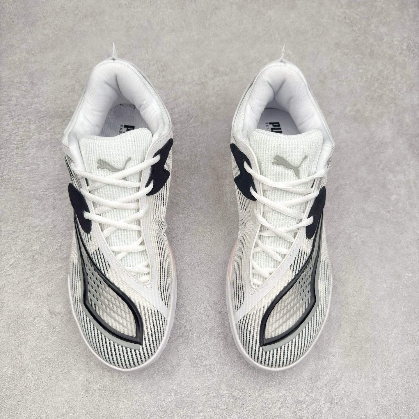 图片[2]-PUMA All-Pro Nitro PE 彪马亨德森签名减震防滑 低帮实战篮球鞋 全新Scoot Zeros签名战靴以斯库特·亨德森所一直遵循的人生箴言“O.D.D（Overly Determined to Dominate）”也作为设计的主要灵感概念，承载着斯库特·亨德森对于赛场以及未来人生的“终极方案” —— 决意主宰。球鞋整体设计充满凌厉感。鞋面以及外底前侧上翻均采用锯齿形状进行处理，而经典的PUMA Formstrip 跑道logo也在边缘辅以锯齿火焰纹进行勾勒，象征着斯库特·亨德森的强力球风。科技配置层面，Scoot Zeros中底则采用PUMA经典的高回弹PROFOAM EVA 材料进行加持，减缓落地冲击并适配球员的强爆发力属性。鞋身两侧经加固的Formstrip跑道Logo不仅是设计元素，也带来强力的锁定支撑。外底则采用高强度实色防滑橡胶，并采用加深的锯齿纹路设计。同时外底在前掌内外则的上翻处理，进一步在极限运动情景下保持高稳定性和支撑性。尺码：40 40.5 41 42 42.5 43 44 44.5 45 46-选品中心