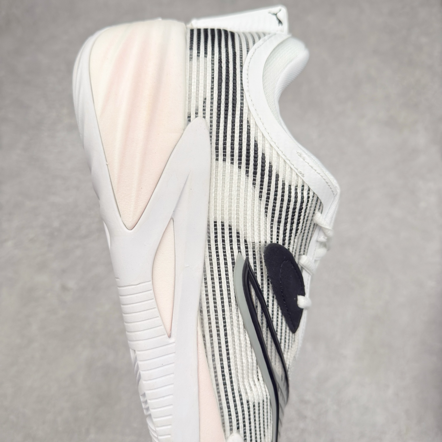 图片[6]-PUMA All-Pro Nitro PE 彪马亨德森签名减震防滑 低帮实战篮球鞋 全新Scoot Zeros签名战靴以斯库特·亨德森所一直遵循的人生箴言“O.D.D（Overly Determined to Dominate）”也作为设计的主要灵感概念，承载着斯库特·亨德森对于赛场以及未来人生的“终极方案” —— 决意主宰。球鞋整体设计充满凌厉感。鞋面以及外底前侧上翻均采用锯齿形状进行处理，而经典的PUMA Formstrip 跑道logo也在边缘辅以锯齿火焰纹进行勾勒，象征着斯库特·亨德森的强力球风。科技配置层面，Scoot Zeros中底则采用PUMA经典的高回弹PROFOAM EVA 材料进行加持，减缓落地冲击并适配球员的强爆发力属性。鞋身两侧经加固的Formstrip跑道Logo不仅是设计元素，也带来强力的锁定支撑。外底则采用高强度实色防滑橡胶，并采用加深的锯齿纹路设计。同时外底在前掌内外则的上翻处理，进一步在极限运动情景下保持高稳定性和支撑性。尺码：40 40.5 41 42 42.5 43 44 44.5 45 46-选品中心