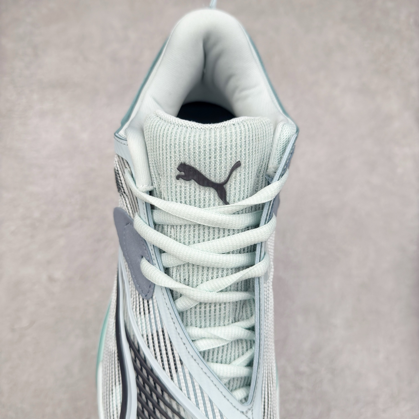 图片[5]-PUMA All-Pro Nitro PE 彪马亨德森签名减震防滑 低帮实战篮球鞋 全新Scoot Zeros签名战靴以斯库特·亨德森所一直遵循的人生箴言“O.D.D（Overly Determined to Dominate）”也作为设计的主要灵感概念，承载着斯库特·亨德森对于赛场以及未来人生的“终极方案” —— 决意主宰。球鞋整体设计充满凌厉感。鞋面以及外底前侧上翻均采用锯齿形状进行处理，而经典的PUMA Formstrip 跑道logo也在边缘辅以锯齿火焰纹进行勾勒，象征着斯库特·亨德森的强力球风。科技配置层面，Scoot Zeros中底则采用PUMA经典的高回弹PROFOAM EVA 材料进行加持，减缓落地冲击并适配球员的强爆发力属性。鞋身两侧经加固的Formstrip跑道Logo不仅是设计元素，也带来强力的锁定支撑。外底则采用高强度实色防滑橡胶，并采用加深的锯齿纹路设计。同时外底在前掌内外则的上翻处理，进一步在极限运动情景下保持高稳定性和支撑性。尺码：40 40.5 41 42 42.5 43 44 44.5 45 46-选品中心