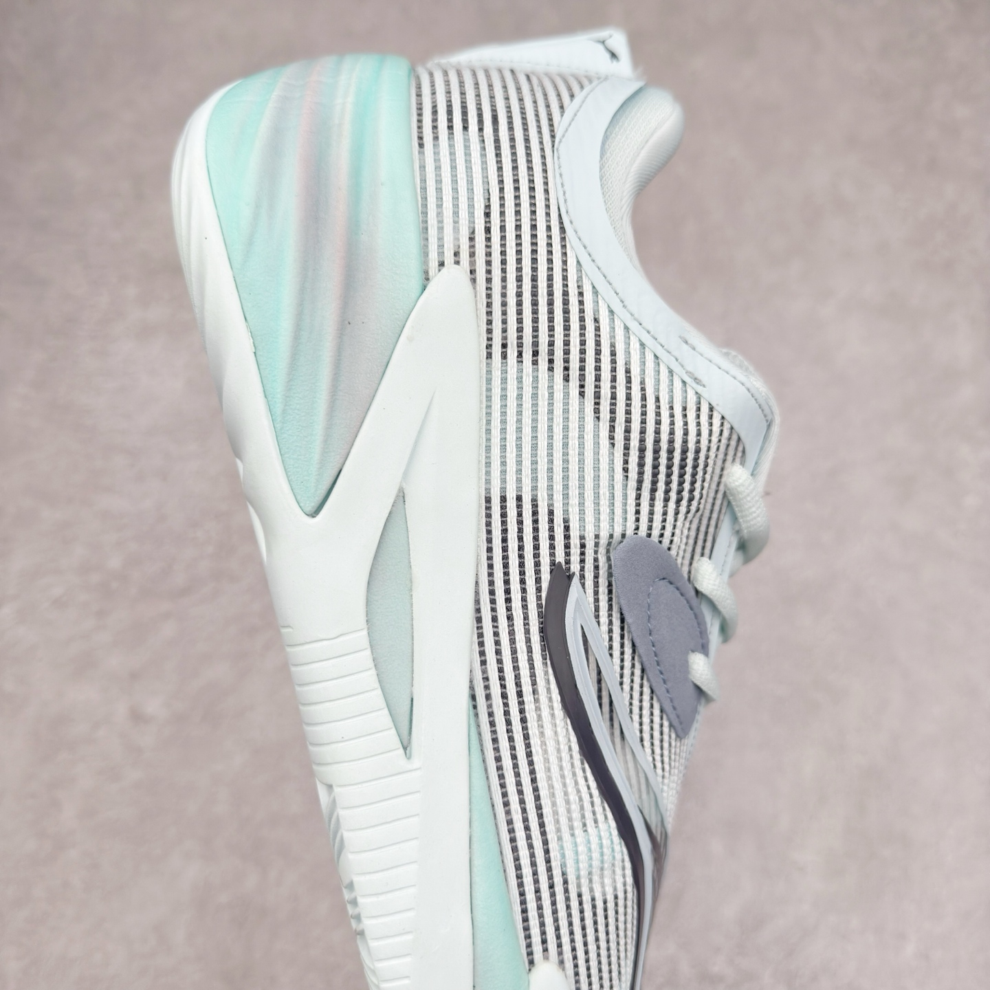 图片[6]-PUMA All-Pro Nitro PE 彪马亨德森签名减震防滑 低帮实战篮球鞋 全新Scoot Zeros签名战靴以斯库特·亨德森所一直遵循的人生箴言“O.D.D（Overly Determined to Dominate）”也作为设计的主要灵感概念，承载着斯库特·亨德森对于赛场以及未来人生的“终极方案” —— 决意主宰。球鞋整体设计充满凌厉感。鞋面以及外底前侧上翻均采用锯齿形状进行处理，而经典的PUMA Formstrip 跑道logo也在边缘辅以锯齿火焰纹进行勾勒，象征着斯库特·亨德森的强力球风。科技配置层面，Scoot Zeros中底则采用PUMA经典的高回弹PROFOAM EVA 材料进行加持，减缓落地冲击并适配球员的强爆发力属性。鞋身两侧经加固的Formstrip跑道Logo不仅是设计元素，也带来强力的锁定支撑。外底则采用高强度实色防滑橡胶，并采用加深的锯齿纹路设计。同时外底在前掌内外则的上翻处理，进一步在极限运动情景下保持高稳定性和支撑性。尺码：40 40.5 41 42 42.5 43 44 44.5 45 46-选品中心