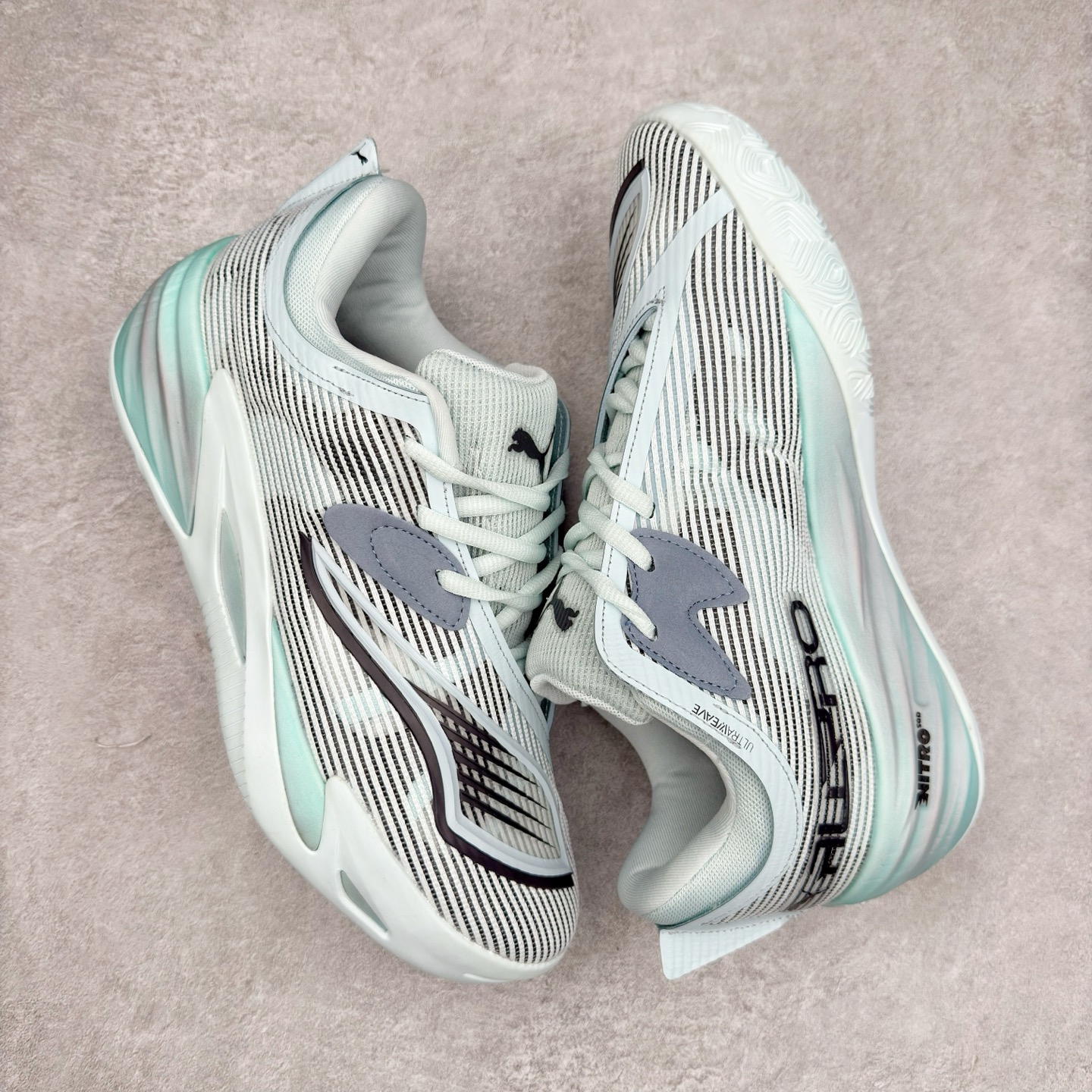 图片[3]-PUMA All-Pro Nitro PE 彪马亨德森签名减震防滑 低帮实战篮球鞋 全新Scoot Zeros签名战靴以斯库特·亨德森所一直遵循的人生箴言“O.D.D（Overly Determined to Dominate）”也作为设计的主要灵感概念，承载着斯库特·亨德森对于赛场以及未来人生的“终极方案” —— 决意主宰。球鞋整体设计充满凌厉感。鞋面以及外底前侧上翻均采用锯齿形状进行处理，而经典的PUMA Formstrip 跑道logo也在边缘辅以锯齿火焰纹进行勾勒，象征着斯库特·亨德森的强力球风。科技配置层面，Scoot Zeros中底则采用PUMA经典的高回弹PROFOAM EVA 材料进行加持，减缓落地冲击并适配球员的强爆发力属性。鞋身两侧经加固的Formstrip跑道Logo不仅是设计元素，也带来强力的锁定支撑。外底则采用高强度实色防滑橡胶，并采用加深的锯齿纹路设计。同时外底在前掌内外则的上翻处理，进一步在极限运动情景下保持高稳定性和支撑性。尺码：40 40.5 41 42 42.5 43 44 44.5 45 46-选品中心