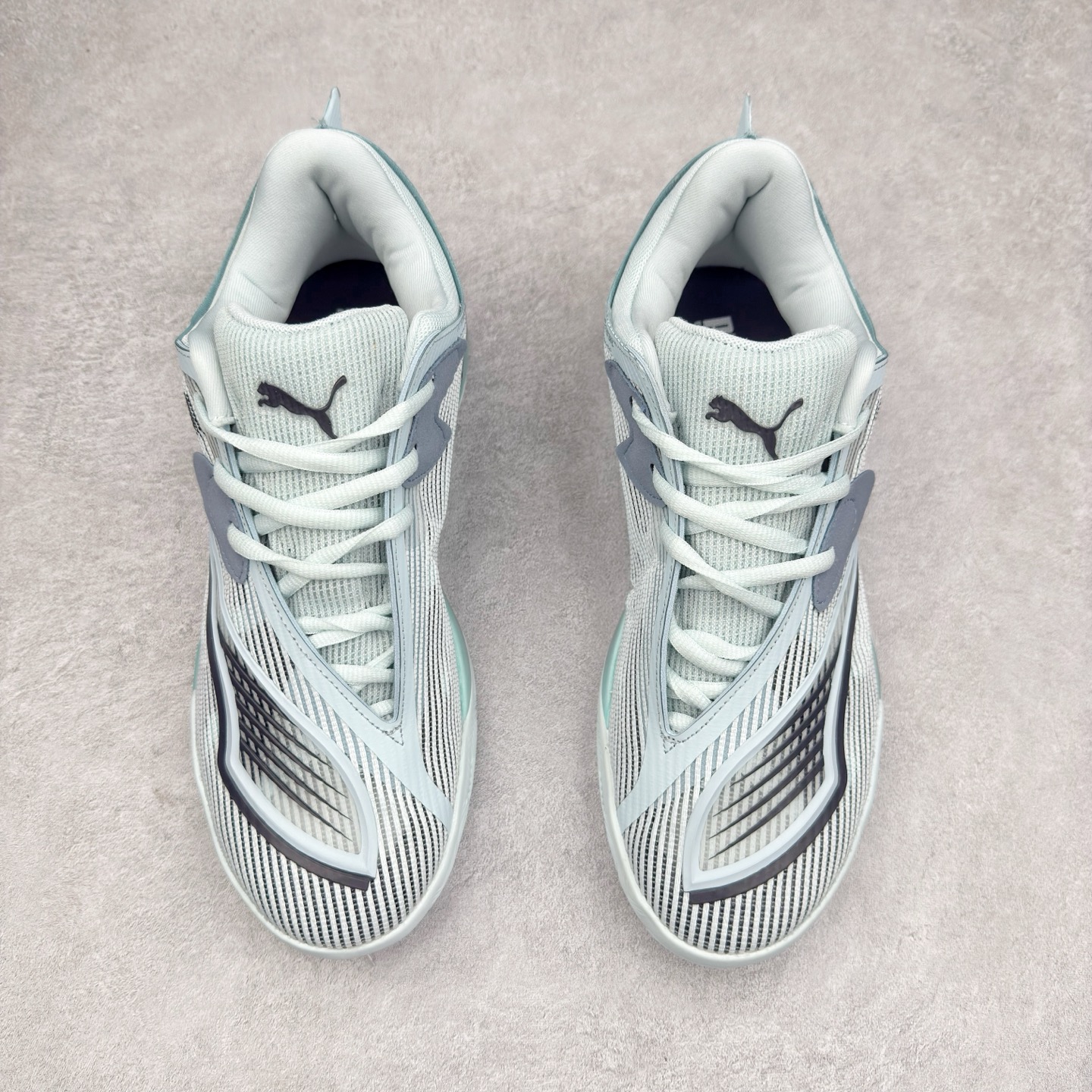 图片[2]-PUMA All-Pro Nitro PE 彪马亨德森签名减震防滑 低帮实战篮球鞋 全新Scoot Zeros签名战靴以斯库特·亨德森所一直遵循的人生箴言“O.D.D（Overly Determined to Dominate）”也作为设计的主要灵感概念，承载着斯库特·亨德森对于赛场以及未来人生的“终极方案” —— 决意主宰。球鞋整体设计充满凌厉感。鞋面以及外底前侧上翻均采用锯齿形状进行处理，而经典的PUMA Formstrip 跑道logo也在边缘辅以锯齿火焰纹进行勾勒，象征着斯库特·亨德森的强力球风。科技配置层面，Scoot Zeros中底则采用PUMA经典的高回弹PROFOAM EVA 材料进行加持，减缓落地冲击并适配球员的强爆发力属性。鞋身两侧经加固的Formstrip跑道Logo不仅是设计元素，也带来强力的锁定支撑。外底则采用高强度实色防滑橡胶，并采用加深的锯齿纹路设计。同时外底在前掌内外则的上翻处理，进一步在极限运动情景下保持高稳定性和支撑性。尺码：40 40.5 41 42 42.5 43 44 44.5 45 46-选品中心