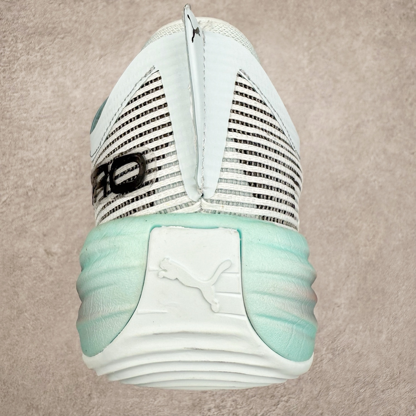 图片[8]-PUMA All-Pro Nitro PE 彪马亨德森签名减震防滑 低帮实战篮球鞋 全新Scoot Zeros签名战靴以斯库特·亨德森所一直遵循的人生箴言“O.D.D（Overly Determined to Dominate）”也作为设计的主要灵感概念，承载着斯库特·亨德森对于赛场以及未来人生的“终极方案” —— 决意主宰。球鞋整体设计充满凌厉感。鞋面以及外底前侧上翻均采用锯齿形状进行处理，而经典的PUMA Formstrip 跑道logo也在边缘辅以锯齿火焰纹进行勾勒，象征着斯库特·亨德森的强力球风。科技配置层面，Scoot Zeros中底则采用PUMA经典的高回弹PROFOAM EVA 材料进行加持，减缓落地冲击并适配球员的强爆发力属性。鞋身两侧经加固的Formstrip跑道Logo不仅是设计元素，也带来强力的锁定支撑。外底则采用高强度实色防滑橡胶，并采用加深的锯齿纹路设计。同时外底在前掌内外则的上翻处理，进一步在极限运动情景下保持高稳定性和支撑性。尺码：40 40.5 41 42 42.5 43 44 44.5 45 46-选品中心