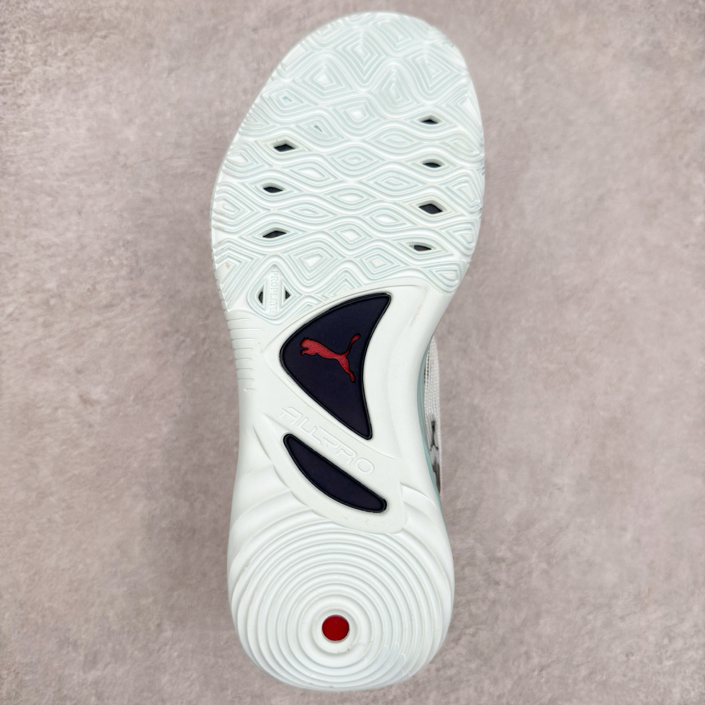 图片[9]-PUMA All-Pro Nitro PE 彪马亨德森签名减震防滑 低帮实战篮球鞋 全新Scoot Zeros签名战靴以斯库特·亨德森所一直遵循的人生箴言“O.D.D（Overly Determined to Dominate）”也作为设计的主要灵感概念，承载着斯库特·亨德森对于赛场以及未来人生的“终极方案” —— 决意主宰。球鞋整体设计充满凌厉感。鞋面以及外底前侧上翻均采用锯齿形状进行处理，而经典的PUMA Formstrip 跑道logo也在边缘辅以锯齿火焰纹进行勾勒，象征着斯库特·亨德森的强力球风。科技配置层面，Scoot Zeros中底则采用PUMA经典的高回弹PROFOAM EVA 材料进行加持，减缓落地冲击并适配球员的强爆发力属性。鞋身两侧经加固的Formstrip跑道Logo不仅是设计元素，也带来强力的锁定支撑。外底则采用高强度实色防滑橡胶，并采用加深的锯齿纹路设计。同时外底在前掌内外则的上翻处理，进一步在极限运动情景下保持高稳定性和支撑性。尺码：40 40.5 41 42 42.5 43 44 44.5 45 46-选品中心