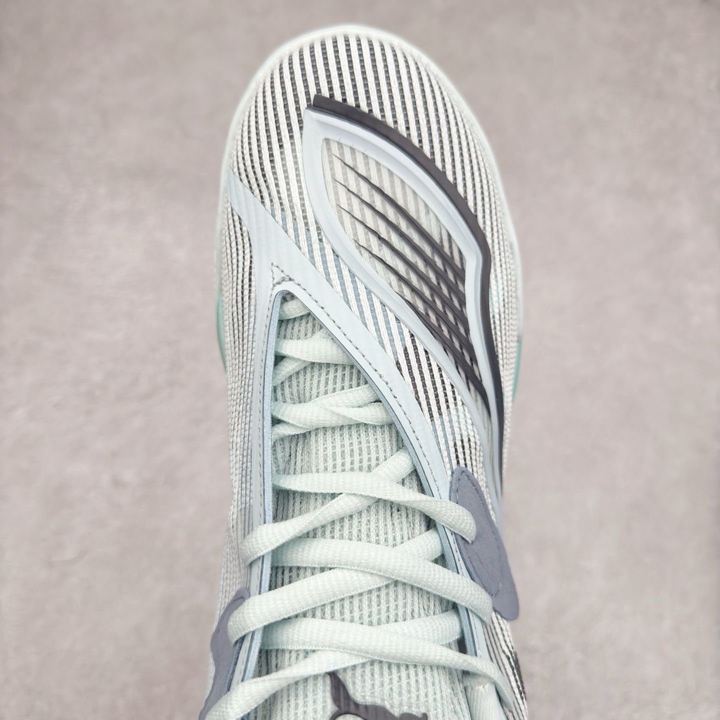 图片[4]-PUMA All-Pro Nitro PE 彪马亨德森签名减震防滑 低帮实战篮球鞋 全新Scoot Zeros签名战靴以斯库特·亨德森所一直遵循的人生箴言“O.D.D（Overly Determined to Dominate）”也作为设计的主要灵感概念，承载着斯库特·亨德森对于赛场以及未来人生的“终极方案” —— 决意主宰。球鞋整体设计充满凌厉感。鞋面以及外底前侧上翻均采用锯齿形状进行处理，而经典的PUMA Formstrip 跑道logo也在边缘辅以锯齿火焰纹进行勾勒，象征着斯库特·亨德森的强力球风。科技配置层面，Scoot Zeros中底则采用PUMA经典的高回弹PROFOAM EVA 材料进行加持，减缓落地冲击并适配球员的强爆发力属性。鞋身两侧经加固的Formstrip跑道Logo不仅是设计元素，也带来强力的锁定支撑。外底则采用高强度实色防滑橡胶，并采用加深的锯齿纹路设计。同时外底在前掌内外则的上翻处理，进一步在极限运动情景下保持高稳定性和支撑性。尺码：40 40.5 41 42 42.5 43 44 44.5 45 46-选品中心