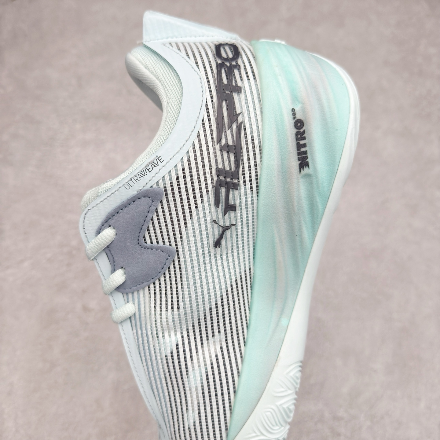 图片[7]-PUMA All-Pro Nitro PE 彪马亨德森签名减震防滑 低帮实战篮球鞋 全新Scoot Zeros签名战靴以斯库特·亨德森所一直遵循的人生箴言“O.D.D（Overly Determined to Dominate）”也作为设计的主要灵感概念，承载着斯库特·亨德森对于赛场以及未来人生的“终极方案” —— 决意主宰。球鞋整体设计充满凌厉感。鞋面以及外底前侧上翻均采用锯齿形状进行处理，而经典的PUMA Formstrip 跑道logo也在边缘辅以锯齿火焰纹进行勾勒，象征着斯库特·亨德森的强力球风。科技配置层面，Scoot Zeros中底则采用PUMA经典的高回弹PROFOAM EVA 材料进行加持，减缓落地冲击并适配球员的强爆发力属性。鞋身两侧经加固的Formstrip跑道Logo不仅是设计元素，也带来强力的锁定支撑。外底则采用高强度实色防滑橡胶，并采用加深的锯齿纹路设计。同时外底在前掌内外则的上翻处理，进一步在极限运动情景下保持高稳定性和支撑性。尺码：40 40.5 41 42 42.5 43 44 44.5 45 46-选品中心