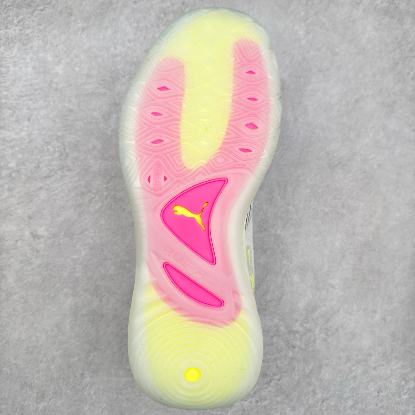 图片[9]-PUMA All-Pro Nitro PE 彪马亨德森签名减震防滑 低帮实战篮球鞋 全新Scoot Zeros签名战靴以斯库特·亨德森所一直遵循的人生箴言“O.D.D（Overly Determined to Dominate）”也作为设计的主要灵感概念，承载着斯库特·亨德森对于赛场以及未来人生的“终极方案” —— 决意主宰。球鞋整体设计充满凌厉感。鞋面以及外底前侧上翻均采用锯齿形状进行处理，而经典的PUMA Formstrip 跑道logo也在边缘辅以锯齿火焰纹进行勾勒，象征着斯库特·亨德森的强力球风。科技配置层面，Scoot Zeros中底则采用PUMA经典的高回弹PROFOAM EVA 材料进行加持，减缓落地冲击并适配球员的强爆发力属性。鞋身两侧经加固的Formstrip跑道Logo不仅是设计元素，也带来强力的锁定支撑。外底则采用高强度实色防滑橡胶，并采用加深的锯齿纹路设计。同时外底在前掌内外则的上翻处理，进一步在极限运动情景下保持高稳定性和支撑性。尺码：40 40.5 41 42 42.5 43 44 44.5 45 46-选品中心