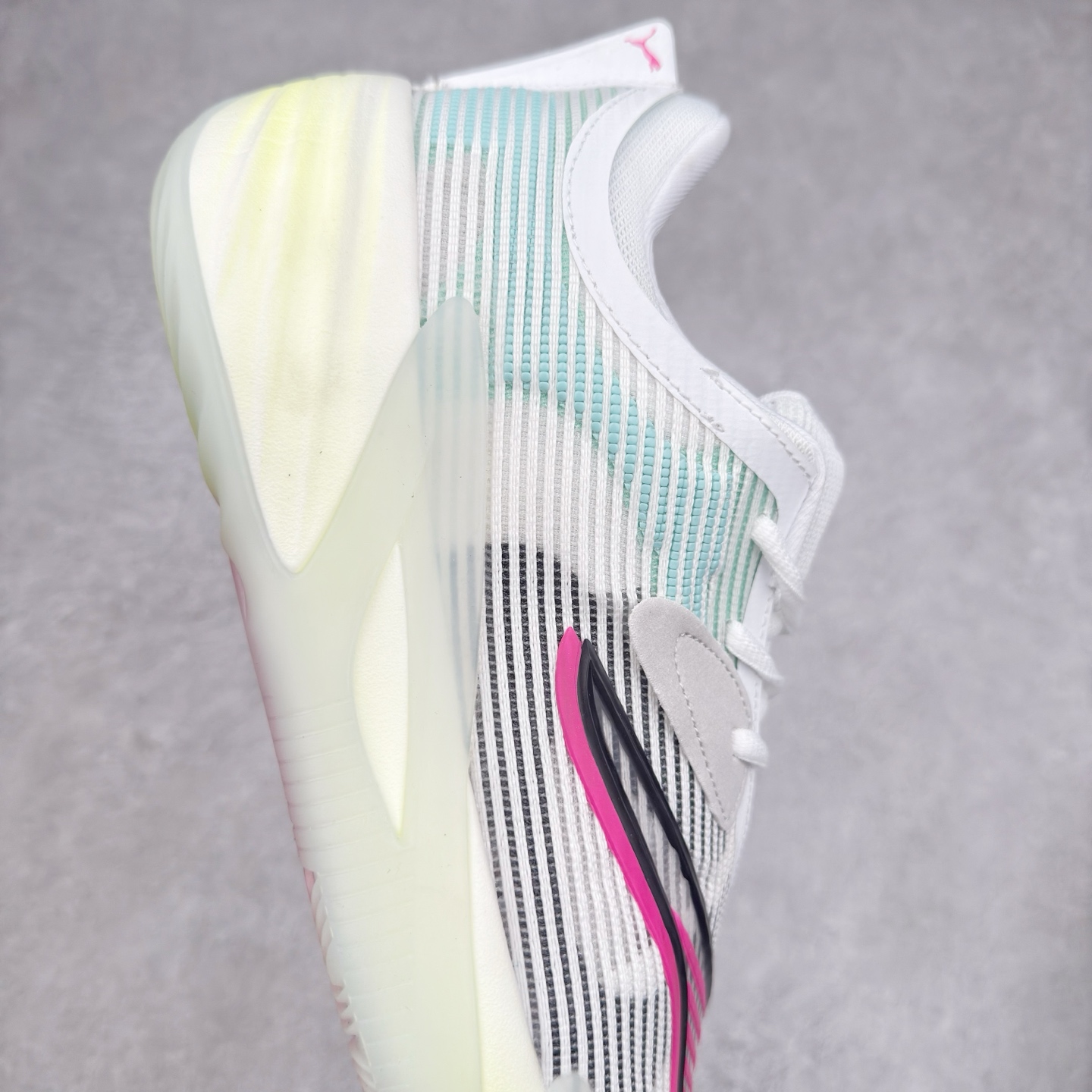 图片[6]-PUMA All-Pro Nitro PE 彪马亨德森签名减震防滑 低帮实战篮球鞋 全新Scoot Zeros签名战靴以斯库特·亨德森所一直遵循的人生箴言“O.D.D（Overly Determined to Dominate）”也作为设计的主要灵感概念，承载着斯库特·亨德森对于赛场以及未来人生的“终极方案” —— 决意主宰。球鞋整体设计充满凌厉感。鞋面以及外底前侧上翻均采用锯齿形状进行处理，而经典的PUMA Formstrip 跑道logo也在边缘辅以锯齿火焰纹进行勾勒，象征着斯库特·亨德森的强力球风。科技配置层面，Scoot Zeros中底则采用PUMA经典的高回弹PROFOAM EVA 材料进行加持，减缓落地冲击并适配球员的强爆发力属性。鞋身两侧经加固的Formstrip跑道Logo不仅是设计元素，也带来强力的锁定支撑。外底则采用高强度实色防滑橡胶，并采用加深的锯齿纹路设计。同时外底在前掌内外则的上翻处理，进一步在极限运动情景下保持高稳定性和支撑性。尺码：40 40.5 41 42 42.5 43 44 44.5 45 46-选品中心