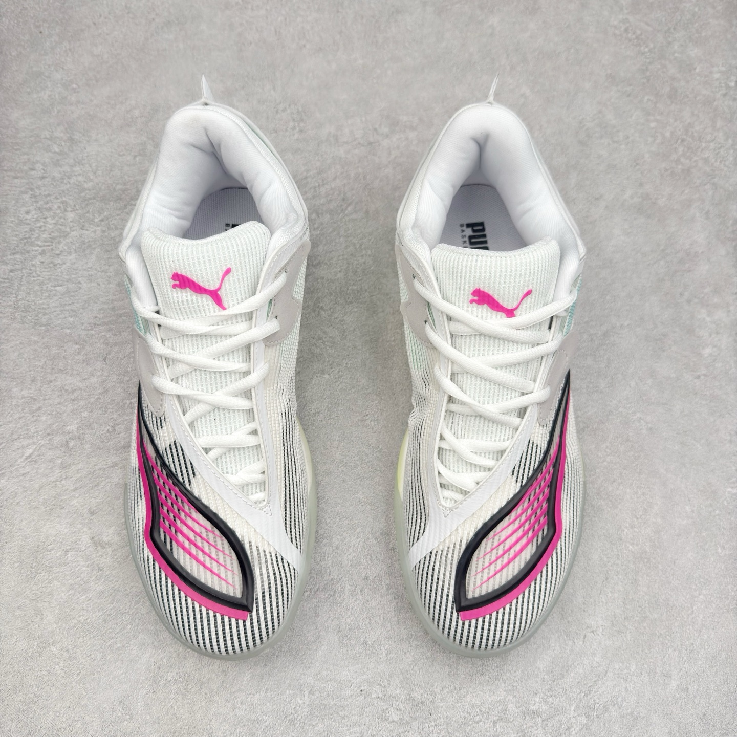 图片[2]-PUMA All-Pro Nitro PE 彪马亨德森签名减震防滑 低帮实战篮球鞋 全新Scoot Zeros签名战靴以斯库特·亨德森所一直遵循的人生箴言“O.D.D（Overly Determined to Dominate）”也作为设计的主要灵感概念，承载着斯库特·亨德森对于赛场以及未来人生的“终极方案” —— 决意主宰。球鞋整体设计充满凌厉感。鞋面以及外底前侧上翻均采用锯齿形状进行处理，而经典的PUMA Formstrip 跑道logo也在边缘辅以锯齿火焰纹进行勾勒，象征着斯库特·亨德森的强力球风。科技配置层面，Scoot Zeros中底则采用PUMA经典的高回弹PROFOAM EVA 材料进行加持，减缓落地冲击并适配球员的强爆发力属性。鞋身两侧经加固的Formstrip跑道Logo不仅是设计元素，也带来强力的锁定支撑。外底则采用高强度实色防滑橡胶，并采用加深的锯齿纹路设计。同时外底在前掌内外则的上翻处理，进一步在极限运动情景下保持高稳定性和支撑性。尺码：40 40.5 41 42 42.5 43 44 44.5 45 46-选品中心