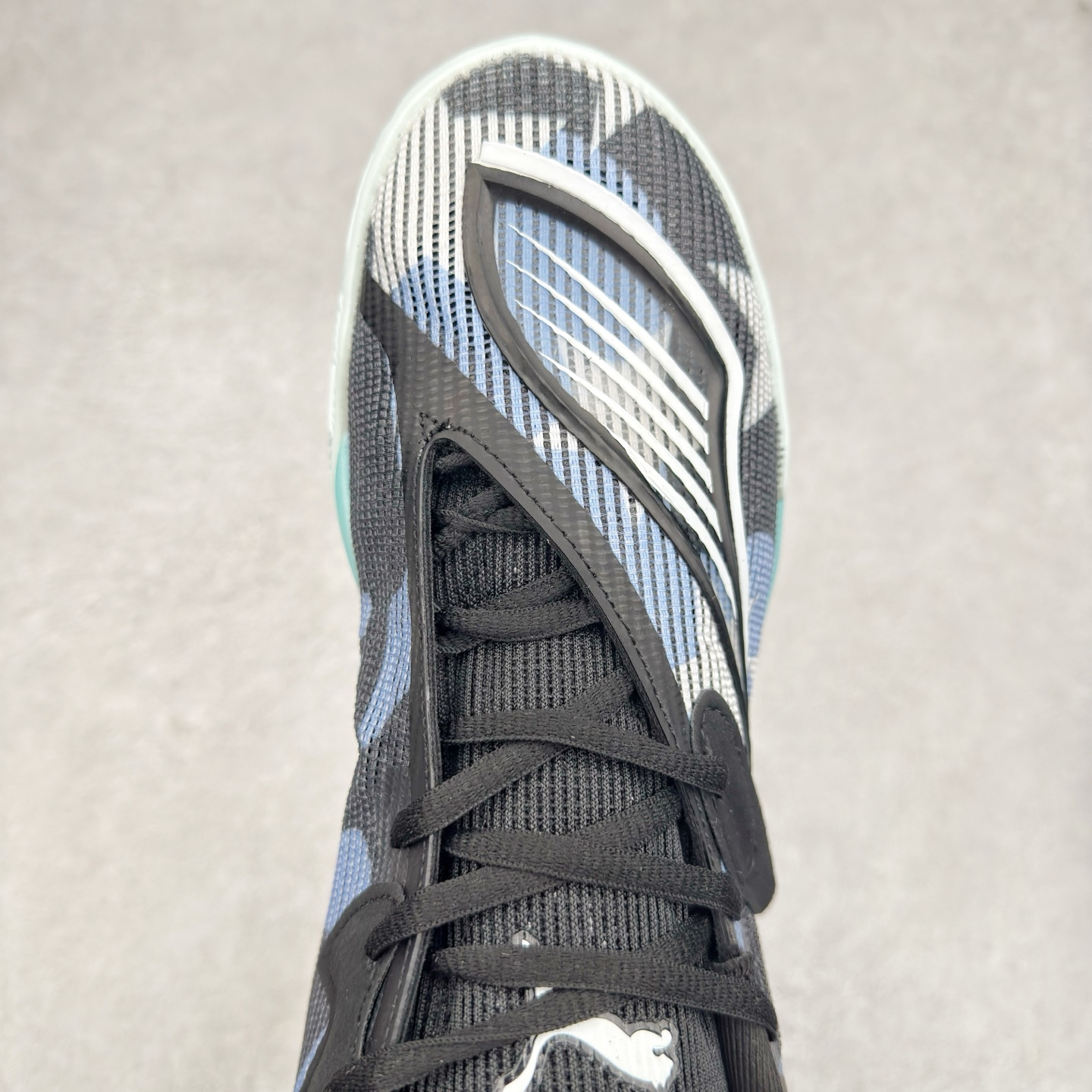 图片[4]-PUMA All-Pro Nitro PE 彪马亨德森签名减震防滑 低帮实战篮球鞋 全新Scoot Zeros签名战靴以斯库特·亨德森所一直遵循的人生箴言“O.D.D（Overly Determined to Dominate）”也作为设计的主要灵感概念，承载着斯库特·亨德森对于赛场以及未来人生的“终极方案” —— 决意主宰。球鞋整体设计充满凌厉感。鞋面以及外底前侧上翻均采用锯齿形状进行处理，而经典的PUMA Formstrip 跑道logo也在边缘辅以锯齿火焰纹进行勾勒，象征着斯库特·亨德森的强力球风。科技配置层面，Scoot Zeros中底则采用PUMA经典的高回弹PROFOAM EVA 材料进行加持，减缓落地冲击并适配球员的强爆发力属性。鞋身两侧经加固的Formstrip跑道Logo不仅是设计元素，也带来强力的锁定支撑。外底则采用高强度实色防滑橡胶，并采用加深的锯齿纹路设计。同时外底在前掌内外则的上翻处理，进一步在极限运动情景下保持高稳定性和支撑性。尺码：40 40.5 41 42 42.5 43 44 44.5 45 46-选品中心