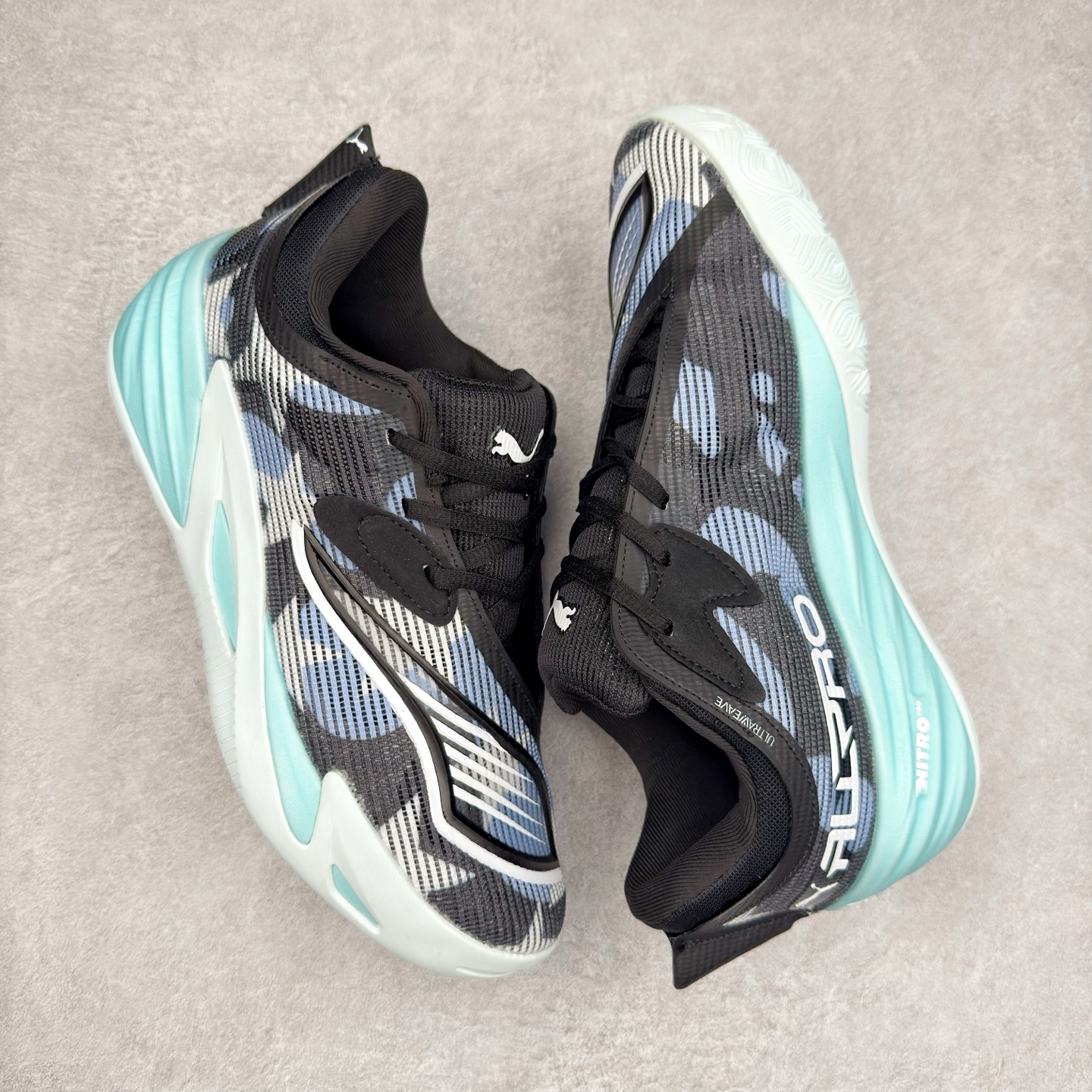 图片[3]-PUMA All-Pro Nitro PE 彪马亨德森签名减震防滑 低帮实战篮球鞋 全新Scoot Zeros签名战靴以斯库特·亨德森所一直遵循的人生箴言“O.D.D（Overly Determined to Dominate）”也作为设计的主要灵感概念，承载着斯库特·亨德森对于赛场以及未来人生的“终极方案” —— 决意主宰。球鞋整体设计充满凌厉感。鞋面以及外底前侧上翻均采用锯齿形状进行处理，而经典的PUMA Formstrip 跑道logo也在边缘辅以锯齿火焰纹进行勾勒，象征着斯库特·亨德森的强力球风。科技配置层面，Scoot Zeros中底则采用PUMA经典的高回弹PROFOAM EVA 材料进行加持，减缓落地冲击并适配球员的强爆发力属性。鞋身两侧经加固的Formstrip跑道Logo不仅是设计元素，也带来强力的锁定支撑。外底则采用高强度实色防滑橡胶，并采用加深的锯齿纹路设计。同时外底在前掌内外则的上翻处理，进一步在极限运动情景下保持高稳定性和支撑性。尺码：40 40.5 41 42 42.5 43 44 44.5 45 46-选品中心