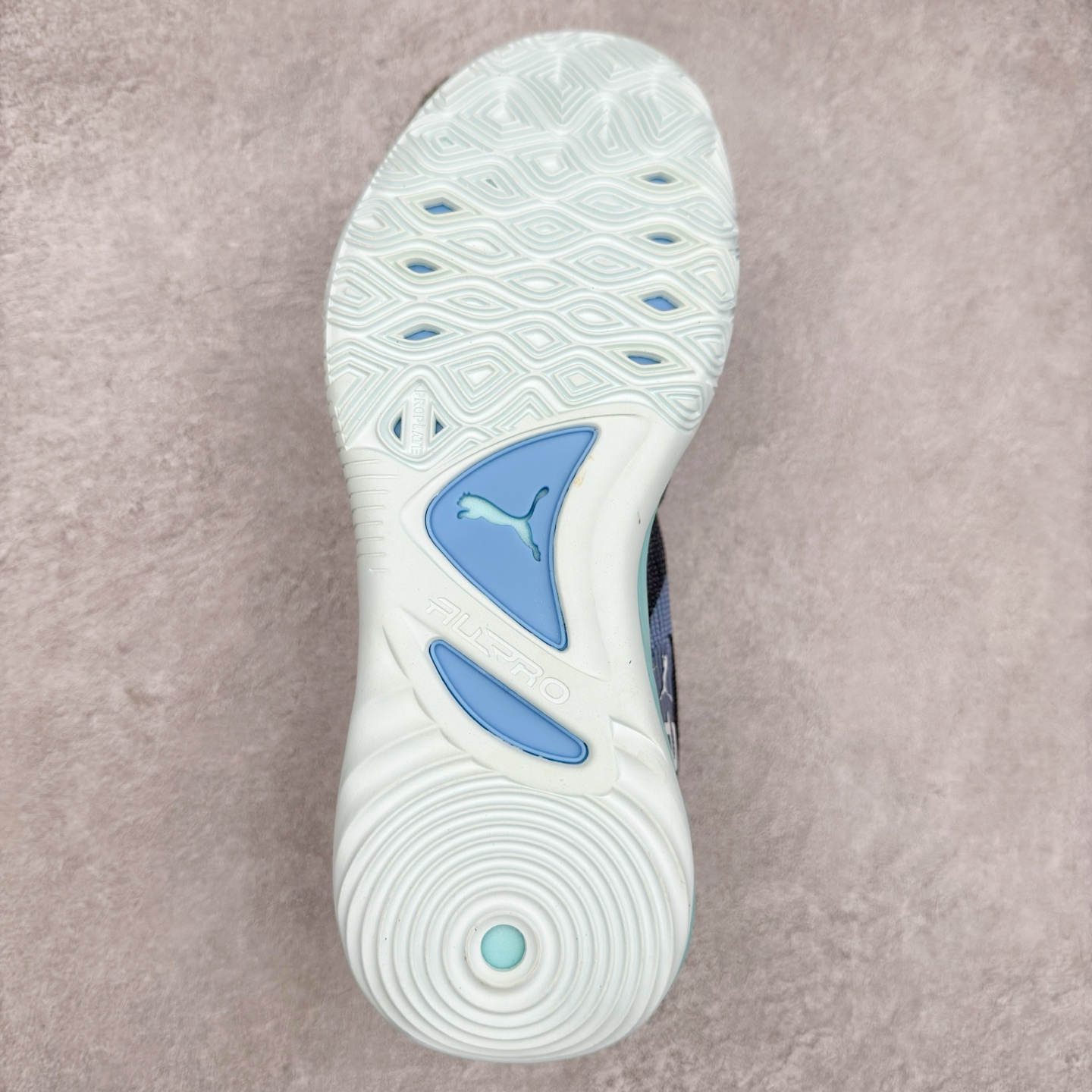 图片[9]-PUMA All-Pro Nitro PE 彪马亨德森签名减震防滑 低帮实战篮球鞋 全新Scoot Zeros签名战靴以斯库特·亨德森所一直遵循的人生箴言“O.D.D（Overly Determined to Dominate）”也作为设计的主要灵感概念，承载着斯库特·亨德森对于赛场以及未来人生的“终极方案” —— 决意主宰。球鞋整体设计充满凌厉感。鞋面以及外底前侧上翻均采用锯齿形状进行处理，而经典的PUMA Formstrip 跑道logo也在边缘辅以锯齿火焰纹进行勾勒，象征着斯库特·亨德森的强力球风。科技配置层面，Scoot Zeros中底则采用PUMA经典的高回弹PROFOAM EVA 材料进行加持，减缓落地冲击并适配球员的强爆发力属性。鞋身两侧经加固的Formstrip跑道Logo不仅是设计元素，也带来强力的锁定支撑。外底则采用高强度实色防滑橡胶，并采用加深的锯齿纹路设计。同时外底在前掌内外则的上翻处理，进一步在极限运动情景下保持高稳定性和支撑性。尺码：40 40.5 41 42 42.5 43 44 44.5 45 46-选品中心