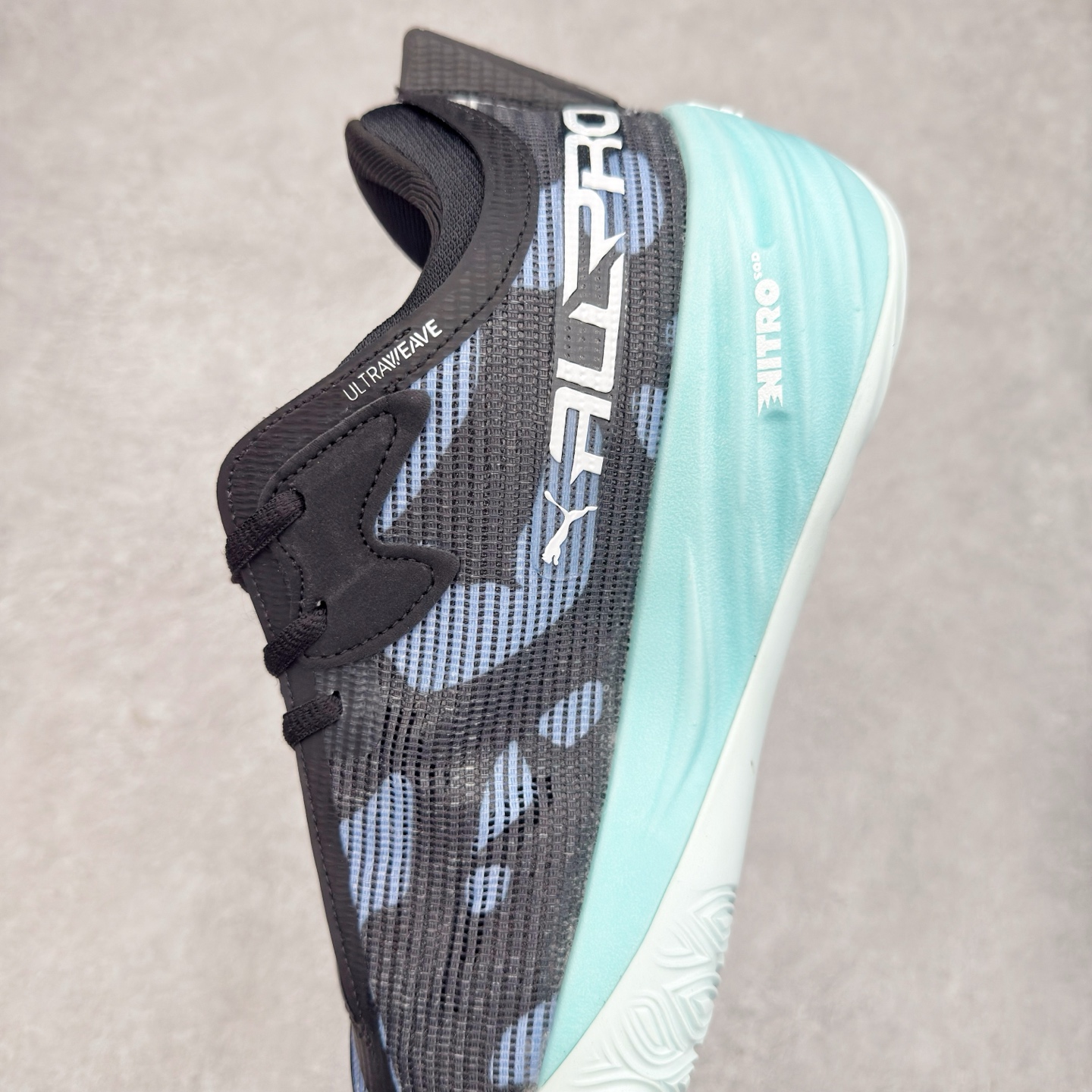 图片[7]-PUMA All-Pro Nitro PE 彪马亨德森签名减震防滑 低帮实战篮球鞋 全新Scoot Zeros签名战靴以斯库特·亨德森所一直遵循的人生箴言“O.D.D（Overly Determined to Dominate）”也作为设计的主要灵感概念，承载着斯库特·亨德森对于赛场以及未来人生的“终极方案” —— 决意主宰。球鞋整体设计充满凌厉感。鞋面以及外底前侧上翻均采用锯齿形状进行处理，而经典的PUMA Formstrip 跑道logo也在边缘辅以锯齿火焰纹进行勾勒，象征着斯库特·亨德森的强力球风。科技配置层面，Scoot Zeros中底则采用PUMA经典的高回弹PROFOAM EVA 材料进行加持，减缓落地冲击并适配球员的强爆发力属性。鞋身两侧经加固的Formstrip跑道Logo不仅是设计元素，也带来强力的锁定支撑。外底则采用高强度实色防滑橡胶，并采用加深的锯齿纹路设计。同时外底在前掌内外则的上翻处理，进一步在极限运动情景下保持高稳定性和支撑性。尺码：40 40.5 41 42 42.5 43 44 44.5 45 46-选品中心