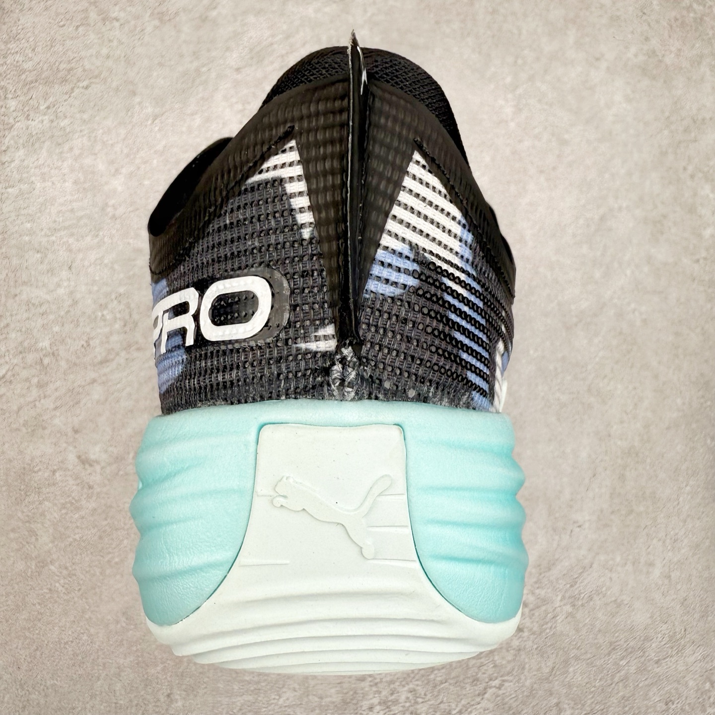 图片[8]-PUMA All-Pro Nitro PE 彪马亨德森签名减震防滑 低帮实战篮球鞋 全新Scoot Zeros签名战靴以斯库特·亨德森所一直遵循的人生箴言“O.D.D（Overly Determined to Dominate）”也作为设计的主要灵感概念，承载着斯库特·亨德森对于赛场以及未来人生的“终极方案” —— 决意主宰。球鞋整体设计充满凌厉感。鞋面以及外底前侧上翻均采用锯齿形状进行处理，而经典的PUMA Formstrip 跑道logo也在边缘辅以锯齿火焰纹进行勾勒，象征着斯库特·亨德森的强力球风。科技配置层面，Scoot Zeros中底则采用PUMA经典的高回弹PROFOAM EVA 材料进行加持，减缓落地冲击并适配球员的强爆发力属性。鞋身两侧经加固的Formstrip跑道Logo不仅是设计元素，也带来强力的锁定支撑。外底则采用高强度实色防滑橡胶，并采用加深的锯齿纹路设计。同时外底在前掌内外则的上翻处理，进一步在极限运动情景下保持高稳定性和支撑性。尺码：40 40.5 41 42 42.5 43 44 44.5 45 46-选品中心