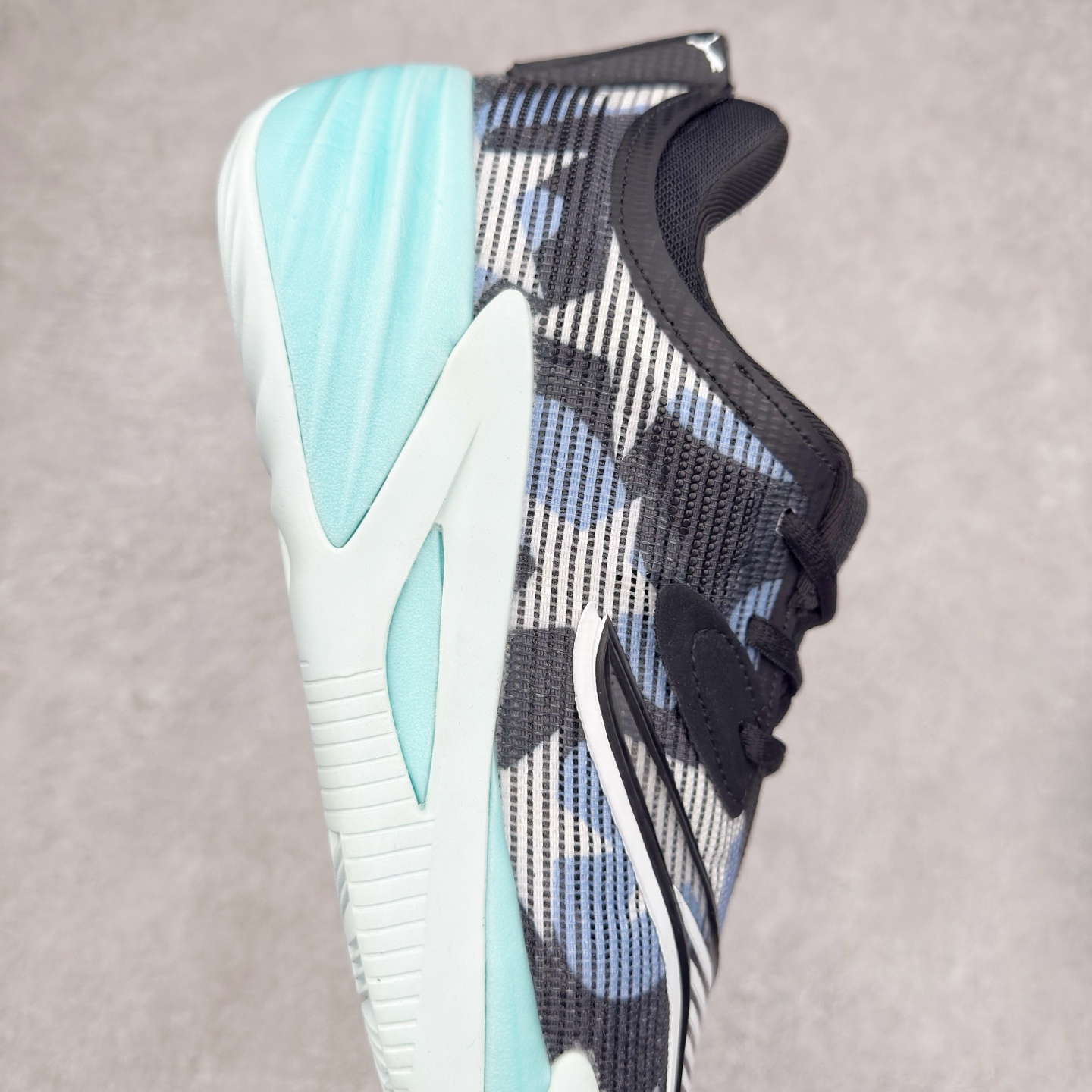 图片[6]-PUMA All-Pro Nitro PE 彪马亨德森签名减震防滑 低帮实战篮球鞋 全新Scoot Zeros签名战靴以斯库特·亨德森所一直遵循的人生箴言“O.D.D（Overly Determined to Dominate）”也作为设计的主要灵感概念，承载着斯库特·亨德森对于赛场以及未来人生的“终极方案” —— 决意主宰。球鞋整体设计充满凌厉感。鞋面以及外底前侧上翻均采用锯齿形状进行处理，而经典的PUMA Formstrip 跑道logo也在边缘辅以锯齿火焰纹进行勾勒，象征着斯库特·亨德森的强力球风。科技配置层面，Scoot Zeros中底则采用PUMA经典的高回弹PROFOAM EVA 材料进行加持，减缓落地冲击并适配球员的强爆发力属性。鞋身两侧经加固的Formstrip跑道Logo不仅是设计元素，也带来强力的锁定支撑。外底则采用高强度实色防滑橡胶，并采用加深的锯齿纹路设计。同时外底在前掌内外则的上翻处理，进一步在极限运动情景下保持高稳定性和支撑性。尺码：40 40.5 41 42 42.5 43 44 44.5 45 46-选品中心