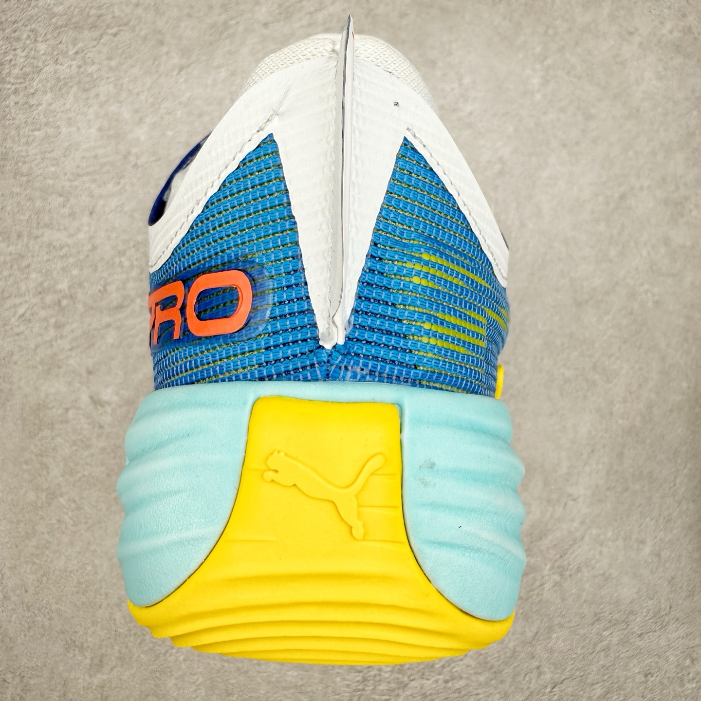 图片[8]-PUMA All-Pro Nitro PE 彪马亨德森签名减震防滑 低帮实战篮球鞋 全新Scoot Zeros签名战靴以斯库特·亨德森所一直遵循的人生箴言“O.D.D（Overly Determined to Dominate）”也作为设计的主要灵感概念，承载着斯库特·亨德森对于赛场以及未来人生的“终极方案” —— 决意主宰。球鞋整体设计充满凌厉感。鞋面以及外底前侧上翻均采用锯齿形状进行处理，而经典的PUMA Formstrip 跑道logo也在边缘辅以锯齿火焰纹进行勾勒，象征着斯库特·亨德森的强力球风。科技配置层面，Scoot Zeros中底则采用PUMA经典的高回弹PROFOAM EVA 材料进行加持，减缓落地冲击并适配球员的强爆发力属性。鞋身两侧经加固的Formstrip跑道Logo不仅是设计元素，也带来强力的锁定支撑。外底则采用高强度实色防滑橡胶，并采用加深的锯齿纹路设计。同时外底在前掌内外则的上翻处理，进一步在极限运动情景下保持高稳定性和支撑性。尺码：40 40.5 41 42 42.5 43 44 44.5 45 46-选品中心