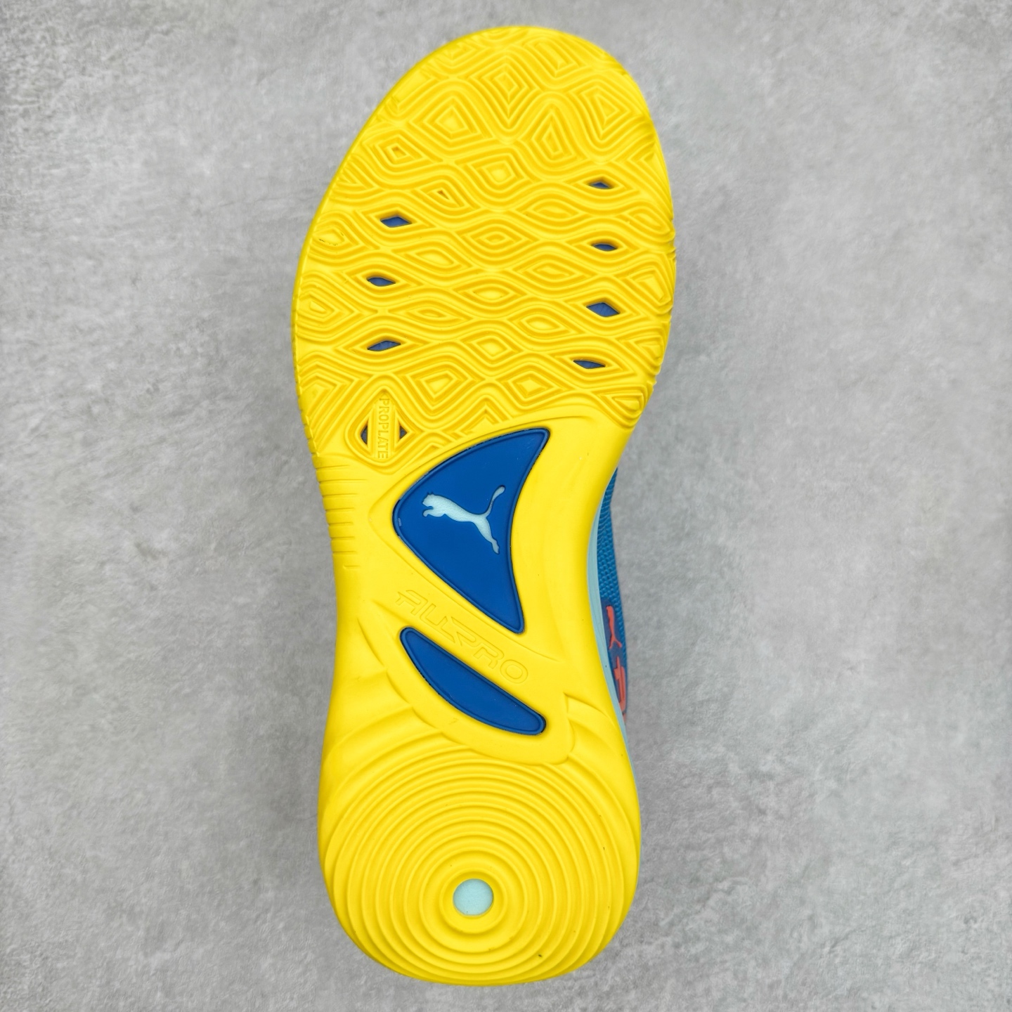 图片[9]-PUMA All-Pro Nitro PE 彪马亨德森签名减震防滑 低帮实战篮球鞋 全新Scoot Zeros签名战靴以斯库特·亨德森所一直遵循的人生箴言“O.D.D（Overly Determined to Dominate）”也作为设计的主要灵感概念，承载着斯库特·亨德森对于赛场以及未来人生的“终极方案” —— 决意主宰。球鞋整体设计充满凌厉感。鞋面以及外底前侧上翻均采用锯齿形状进行处理，而经典的PUMA Formstrip 跑道logo也在边缘辅以锯齿火焰纹进行勾勒，象征着斯库特·亨德森的强力球风。科技配置层面，Scoot Zeros中底则采用PUMA经典的高回弹PROFOAM EVA 材料进行加持，减缓落地冲击并适配球员的强爆发力属性。鞋身两侧经加固的Formstrip跑道Logo不仅是设计元素，也带来强力的锁定支撑。外底则采用高强度实色防滑橡胶，并采用加深的锯齿纹路设计。同时外底在前掌内外则的上翻处理，进一步在极限运动情景下保持高稳定性和支撑性。尺码：40 40.5 41 42 42.5 43 44 44.5 45 46-选品中心