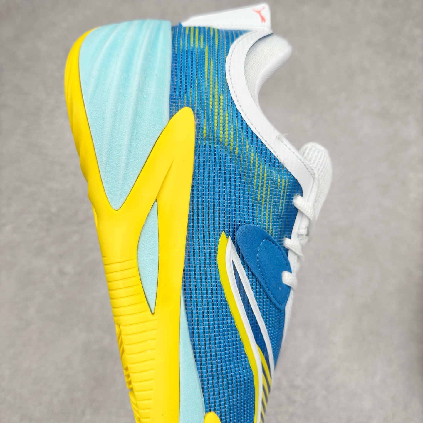 图片[6]-PUMA All-Pro Nitro PE 彪马亨德森签名减震防滑 低帮实战篮球鞋 全新Scoot Zeros签名战靴以斯库特·亨德森所一直遵循的人生箴言“O.D.D（Overly Determined to Dominate）”也作为设计的主要灵感概念，承载着斯库特·亨德森对于赛场以及未来人生的“终极方案” —— 决意主宰。球鞋整体设计充满凌厉感。鞋面以及外底前侧上翻均采用锯齿形状进行处理，而经典的PUMA Formstrip 跑道logo也在边缘辅以锯齿火焰纹进行勾勒，象征着斯库特·亨德森的强力球风。科技配置层面，Scoot Zeros中底则采用PUMA经典的高回弹PROFOAM EVA 材料进行加持，减缓落地冲击并适配球员的强爆发力属性。鞋身两侧经加固的Formstrip跑道Logo不仅是设计元素，也带来强力的锁定支撑。外底则采用高强度实色防滑橡胶，并采用加深的锯齿纹路设计。同时外底在前掌内外则的上翻处理，进一步在极限运动情景下保持高稳定性和支撑性。尺码：40 40.5 41 42 42.5 43 44 44.5 45 46-选品中心