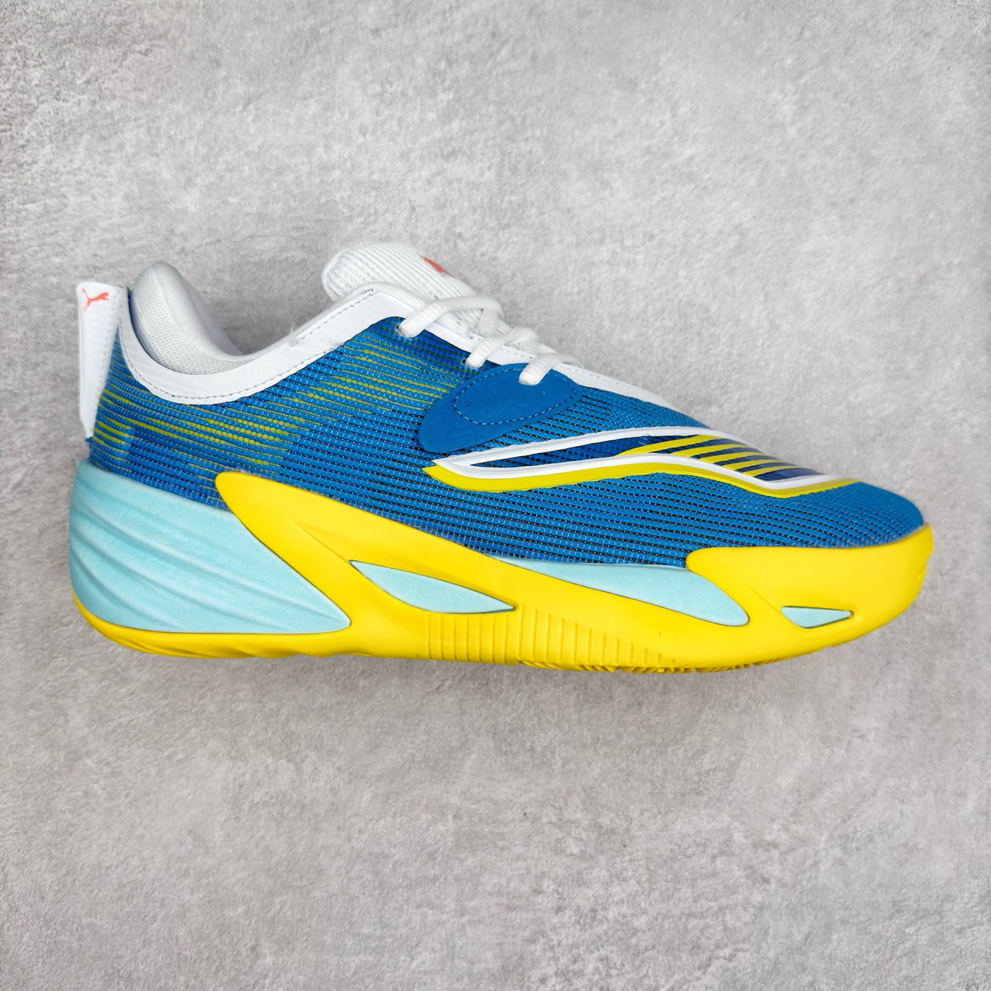 PUMA All-Pro Nitro PE 彪马亨德森签名减震防滑 低帮实战篮球鞋 全新Scoot Zeros签名战靴以斯库特·亨德森所一直遵循的人生箴言“O.D.D（Overly Determined to Dominate）”也作为设计的主要灵感概念，承载着斯库特·亨德森对于赛场以及未来人生的“终极方案” —— 决意主宰。球鞋整体设计充满凌厉感。鞋面以及外底前侧上翻均采用锯齿形状进行处理，而经典的PUMA Formstrip 跑道logo也在边缘辅以锯齿火焰纹进行勾勒，象征着斯库特·亨德森的强力球风。科技配置层面，Scoot Zeros中底则采用PUMA经典的高回弹PROFOAM EVA 材料进行加持，减缓落地冲击并适配球员的强爆发力属性。鞋身两侧经加固的Formstrip跑道Logo不仅是设计元素，也带来强力的锁定支撑。外底则采用高强度实色防滑橡胶，并采用加深的锯齿纹路设计。同时外底在前掌内外则的上翻处理，进一步在极限运动情景下保持高稳定性和支撑性。尺码：40 40.5 41 42 42.5 43 44 44.5 45 46-选品中心