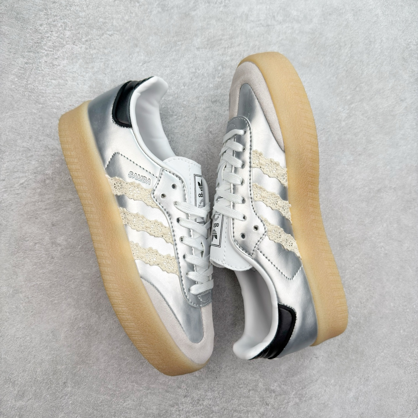 图片[3]-＃福利特价 AD Samba XLG 桑巴舞加大厚底版系列德训风百搭松糕休闲运动板鞋生胶底 自Originals Samba成功借势Blokecore风潮一跃成为街头巷尾的焦点鞋款后,不论是围绕Samba本身打造的各式「变种版本」,还是以Samba为蓝本打造联名鞋款,都成为了时尚潮流人士日常穿搭首选。Samba XLG是adidas Originals不断扩展XLG系列的一部分,旨在与年轻文化相契合,迎合那些希望通过个性时尚表达自我而不愿牺牲舒适度的年轻群体。街头时尚领域的Gen Z特别偏爱宽松的穿着风格。Samba XLG针对这一点做了创新。它在延续Samba OG经典设计的基础上,迎合年轻群体的穿着习惯,重塑为宽大的鞋身比例轮廓以及加厚中底,让消费者轻松展示自己独特的风格。全新的Samba XLG系列不仅迎合了当下年轻群体的穿搭习惯,加宽了鞋身比例以及将中底进一步增厚,在视觉比例上更加饱满,同时还保留了经典Samba的细节,这样一来,鞋迷朋友在穿搭上不仅能更加个性化,而且还能延续一定的复古感受。尺码：36 36⅔ 37⅓ 38 38⅔ 39⅓ 40 40⅔ 41⅓ 42 42⅔ 43⅓ 44 45-选品中心