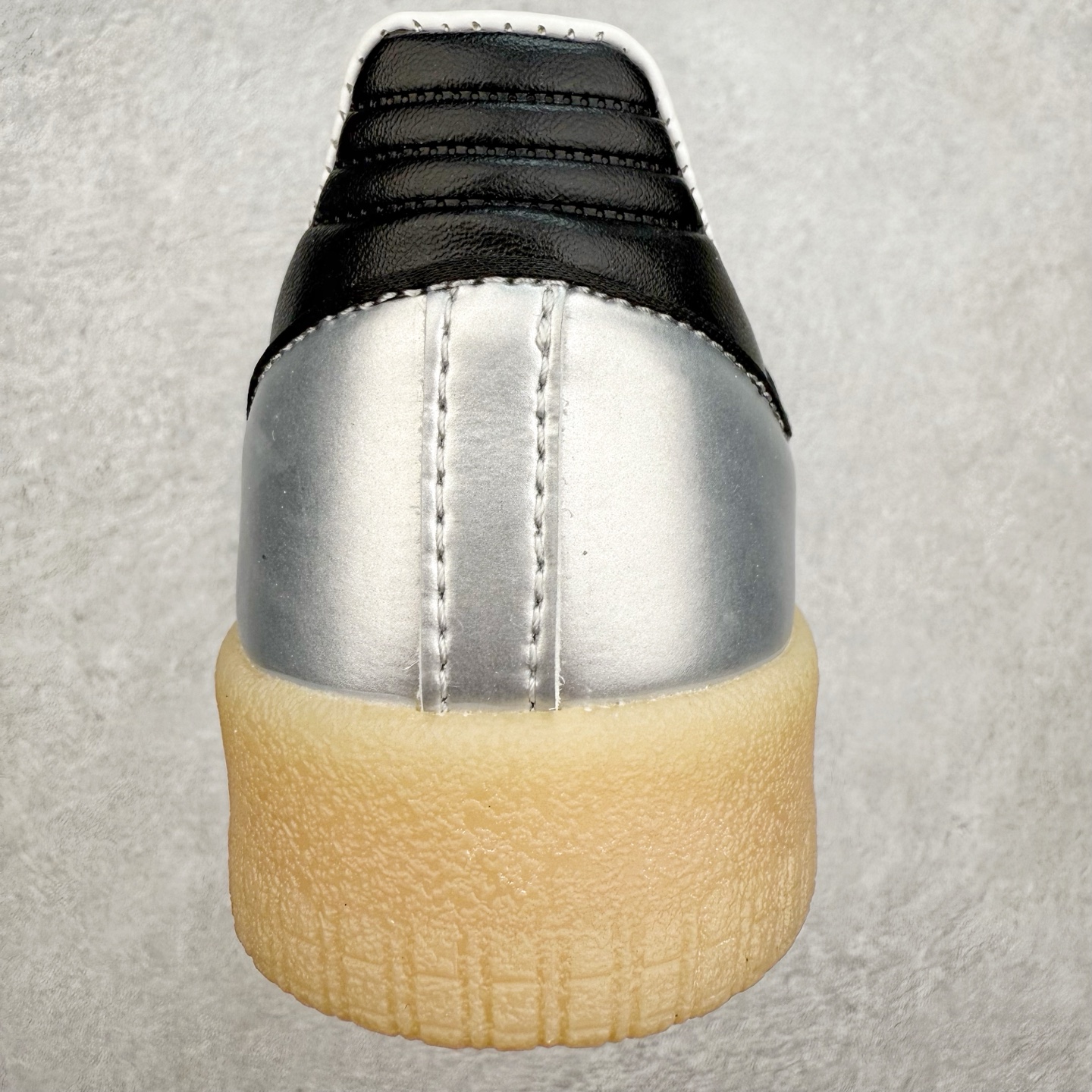 图片[8]-＃福利特价 AD Samba XLG 桑巴舞加大厚底版系列德训风百搭松糕休闲运动板鞋生胶底 自Originals Samba成功借势Blokecore风潮一跃成为街头巷尾的焦点鞋款后,不论是围绕Samba本身打造的各式「变种版本」,还是以Samba为蓝本打造联名鞋款,都成为了时尚潮流人士日常穿搭首选。Samba XLG是adidas Originals不断扩展XLG系列的一部分,旨在与年轻文化相契合,迎合那些希望通过个性时尚表达自我而不愿牺牲舒适度的年轻群体。街头时尚领域的Gen Z特别偏爱宽松的穿着风格。Samba XLG针对这一点做了创新。它在延续Samba OG经典设计的基础上,迎合年轻群体的穿着习惯,重塑为宽大的鞋身比例轮廓以及加厚中底,让消费者轻松展示自己独特的风格。全新的Samba XLG系列不仅迎合了当下年轻群体的穿搭习惯,加宽了鞋身比例以及将中底进一步增厚,在视觉比例上更加饱满,同时还保留了经典Samba的细节,这样一来,鞋迷朋友在穿搭上不仅能更加个性化,而且还能延续一定的复古感受。尺码：36 36⅔ 37⅓ 38 38⅔ 39⅓ 40 40⅔ 41⅓ 42 42⅔ 43⅓ 44 45-选品中心