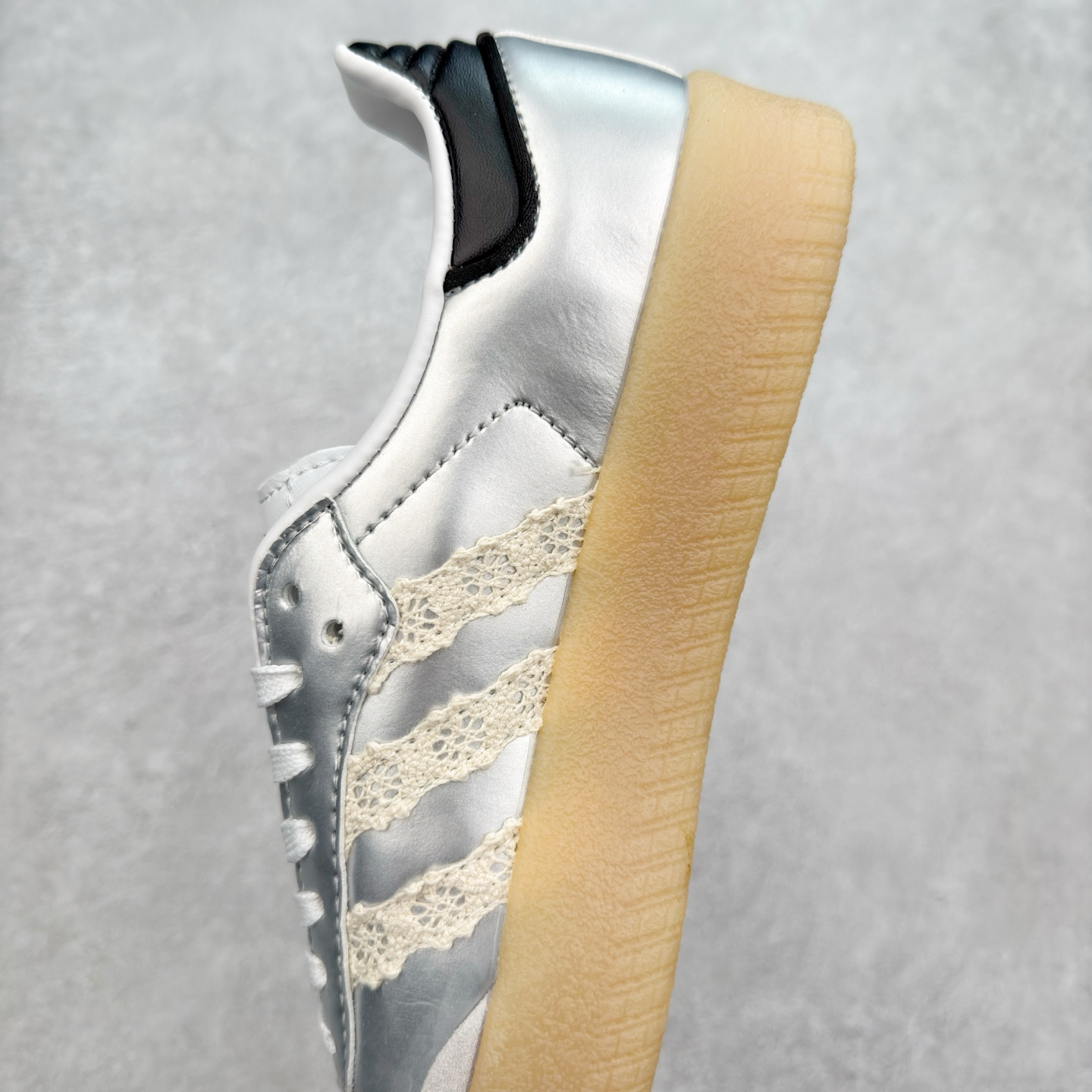 图片[7]-＃福利特价 AD Samba XLG 桑巴舞加大厚底版系列德训风百搭松糕休闲运动板鞋生胶底 自Originals Samba成功借势Blokecore风潮一跃成为街头巷尾的焦点鞋款后,不论是围绕Samba本身打造的各式「变种版本」,还是以Samba为蓝本打造联名鞋款,都成为了时尚潮流人士日常穿搭首选。Samba XLG是adidas Originals不断扩展XLG系列的一部分,旨在与年轻文化相契合,迎合那些希望通过个性时尚表达自我而不愿牺牲舒适度的年轻群体。街头时尚领域的Gen Z特别偏爱宽松的穿着风格。Samba XLG针对这一点做了创新。它在延续Samba OG经典设计的基础上,迎合年轻群体的穿着习惯,重塑为宽大的鞋身比例轮廓以及加厚中底,让消费者轻松展示自己独特的风格。全新的Samba XLG系列不仅迎合了当下年轻群体的穿搭习惯,加宽了鞋身比例以及将中底进一步增厚,在视觉比例上更加饱满,同时还保留了经典Samba的细节,这样一来,鞋迷朋友在穿搭上不仅能更加个性化,而且还能延续一定的复古感受。尺码：36 36⅔ 37⅓ 38 38⅔ 39⅓ 40 40⅔ 41⅓ 42 42⅔ 43⅓ 44 45-选品中心