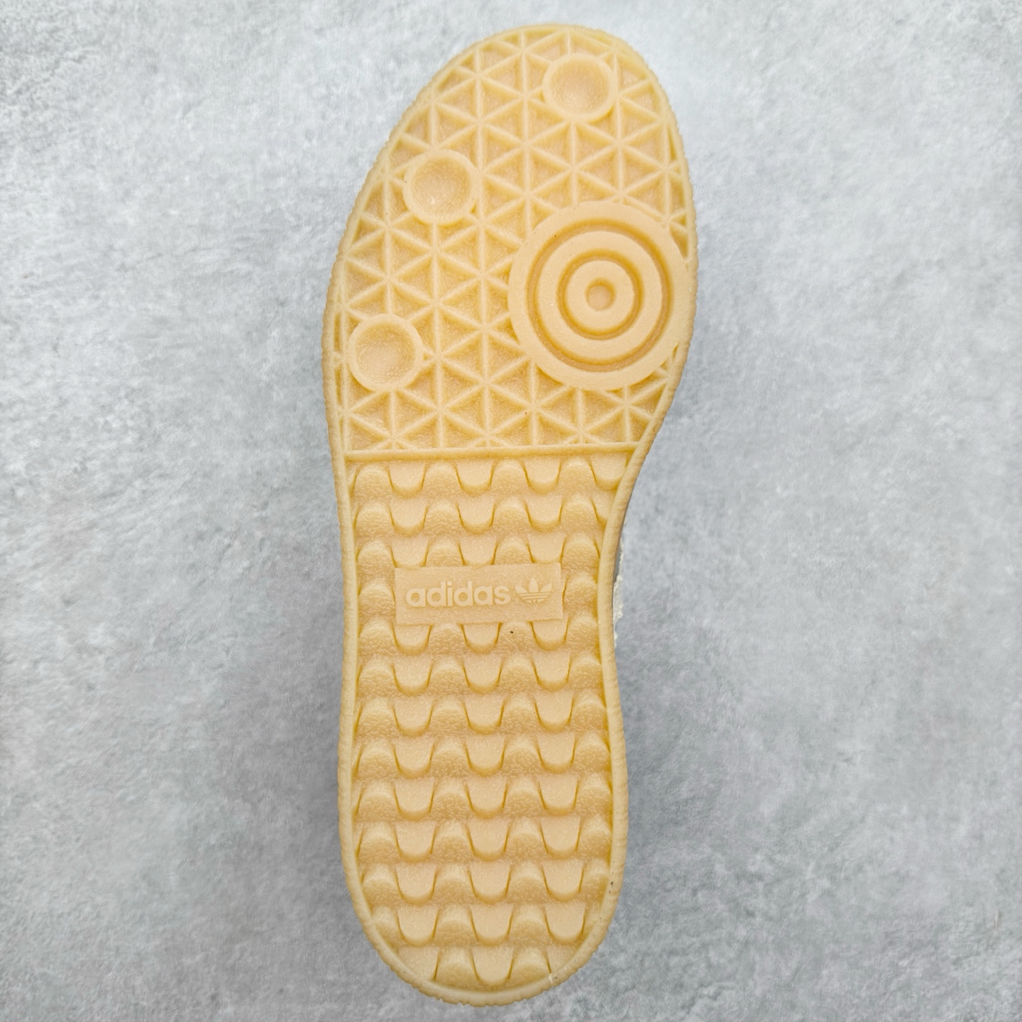 图片[9]-＃福利特价 AD Samba XLG 桑巴舞加大厚底版系列德训风百搭松糕休闲运动板鞋生胶底 自Originals Samba成功借势Blokecore风潮一跃成为街头巷尾的焦点鞋款后,不论是围绕Samba本身打造的各式「变种版本」,还是以Samba为蓝本打造联名鞋款,都成为了时尚潮流人士日常穿搭首选。Samba XLG是adidas Originals不断扩展XLG系列的一部分,旨在与年轻文化相契合,迎合那些希望通过个性时尚表达自我而不愿牺牲舒适度的年轻群体。街头时尚领域的Gen Z特别偏爱宽松的穿着风格。Samba XLG针对这一点做了创新。它在延续Samba OG经典设计的基础上,迎合年轻群体的穿着习惯,重塑为宽大的鞋身比例轮廓以及加厚中底,让消费者轻松展示自己独特的风格。全新的Samba XLG系列不仅迎合了当下年轻群体的穿搭习惯,加宽了鞋身比例以及将中底进一步增厚,在视觉比例上更加饱满,同时还保留了经典Samba的细节,这样一来,鞋迷朋友在穿搭上不仅能更加个性化,而且还能延续一定的复古感受。尺码：36 36⅔ 37⅓ 38 38⅔ 39⅓ 40 40⅔ 41⅓ 42 42⅔ 43⅓ 44 45-选品中心