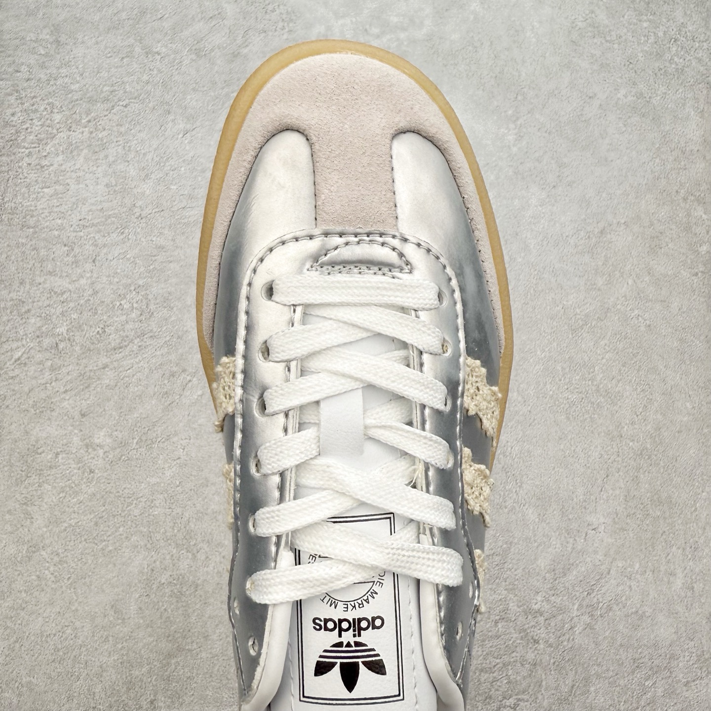 图片[4]-＃福利特价 AD Samba XLG 桑巴舞加大厚底版系列德训风百搭松糕休闲运动板鞋生胶底 自Originals Samba成功借势Blokecore风潮一跃成为街头巷尾的焦点鞋款后,不论是围绕Samba本身打造的各式「变种版本」,还是以Samba为蓝本打造联名鞋款,都成为了时尚潮流人士日常穿搭首选。Samba XLG是adidas Originals不断扩展XLG系列的一部分,旨在与年轻文化相契合,迎合那些希望通过个性时尚表达自我而不愿牺牲舒适度的年轻群体。街头时尚领域的Gen Z特别偏爱宽松的穿着风格。Samba XLG针对这一点做了创新。它在延续Samba OG经典设计的基础上,迎合年轻群体的穿着习惯,重塑为宽大的鞋身比例轮廓以及加厚中底,让消费者轻松展示自己独特的风格。全新的Samba XLG系列不仅迎合了当下年轻群体的穿搭习惯,加宽了鞋身比例以及将中底进一步增厚,在视觉比例上更加饱满,同时还保留了经典Samba的细节,这样一来,鞋迷朋友在穿搭上不仅能更加个性化,而且还能延续一定的复古感受。尺码：36 36⅔ 37⅓ 38 38⅔ 39⅓ 40 40⅔ 41⅓ 42 42⅔ 43⅓ 44 45-选品中心