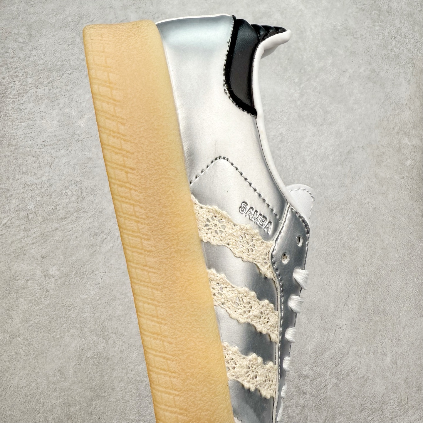 图片[6]-＃福利特价 AD Samba XLG 桑巴舞加大厚底版系列德训风百搭松糕休闲运动板鞋生胶底 自Originals Samba成功借势Blokecore风潮一跃成为街头巷尾的焦点鞋款后,不论是围绕Samba本身打造的各式「变种版本」,还是以Samba为蓝本打造联名鞋款,都成为了时尚潮流人士日常穿搭首选。Samba XLG是adidas Originals不断扩展XLG系列的一部分,旨在与年轻文化相契合,迎合那些希望通过个性时尚表达自我而不愿牺牲舒适度的年轻群体。街头时尚领域的Gen Z特别偏爱宽松的穿着风格。Samba XLG针对这一点做了创新。它在延续Samba OG经典设计的基础上,迎合年轻群体的穿着习惯,重塑为宽大的鞋身比例轮廓以及加厚中底,让消费者轻松展示自己独特的风格。全新的Samba XLG系列不仅迎合了当下年轻群体的穿搭习惯,加宽了鞋身比例以及将中底进一步增厚,在视觉比例上更加饱满,同时还保留了经典Samba的细节,这样一来,鞋迷朋友在穿搭上不仅能更加个性化,而且还能延续一定的复古感受。尺码：36 36⅔ 37⅓ 38 38⅔ 39⅓ 40 40⅔ 41⅓ 42 42⅔ 43⅓ 44 45-选品中心