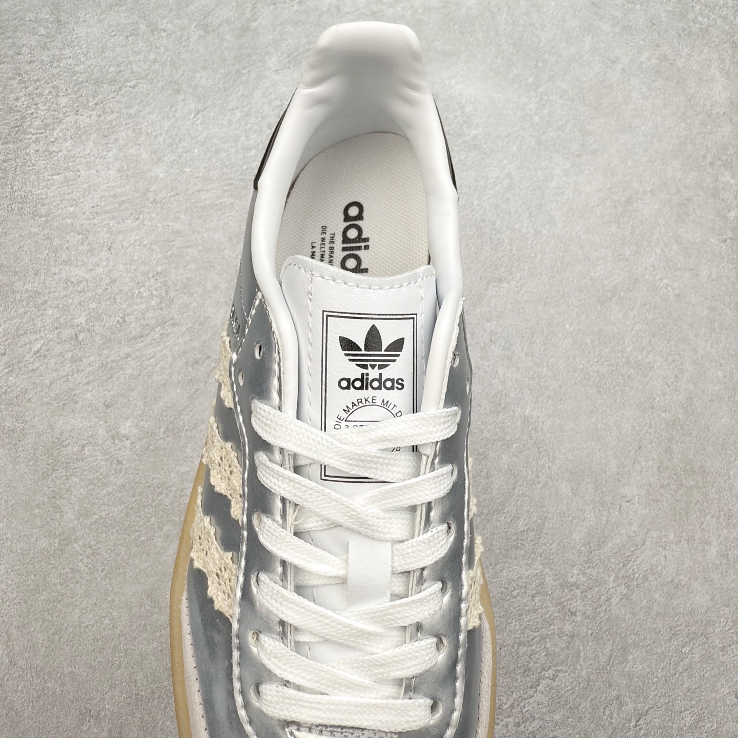 图片[5]-＃福利特价 AD Samba XLG 桑巴舞加大厚底版系列德训风百搭松糕休闲运动板鞋生胶底 自Originals Samba成功借势Blokecore风潮一跃成为街头巷尾的焦点鞋款后,不论是围绕Samba本身打造的各式「变种版本」,还是以Samba为蓝本打造联名鞋款,都成为了时尚潮流人士日常穿搭首选。Samba XLG是adidas Originals不断扩展XLG系列的一部分,旨在与年轻文化相契合,迎合那些希望通过个性时尚表达自我而不愿牺牲舒适度的年轻群体。街头时尚领域的Gen Z特别偏爱宽松的穿着风格。Samba XLG针对这一点做了创新。它在延续Samba OG经典设计的基础上,迎合年轻群体的穿着习惯,重塑为宽大的鞋身比例轮廓以及加厚中底,让消费者轻松展示自己独特的风格。全新的Samba XLG系列不仅迎合了当下年轻群体的穿搭习惯,加宽了鞋身比例以及将中底进一步增厚,在视觉比例上更加饱满,同时还保留了经典Samba的细节,这样一来,鞋迷朋友在穿搭上不仅能更加个性化,而且还能延续一定的复古感受。尺码：36 36⅔ 37⅓ 38 38⅔ 39⅓ 40 40⅔ 41⅓ 42 42⅔ 43⅓ 44 45-选品中心