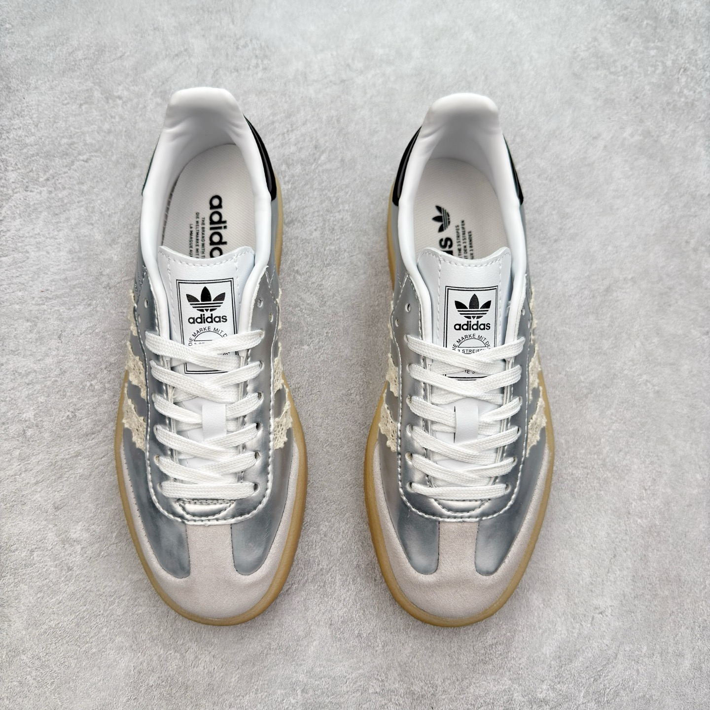 图片[2]-＃福利特价 AD Samba XLG 桑巴舞加大厚底版系列德训风百搭松糕休闲运动板鞋生胶底 自Originals Samba成功借势Blokecore风潮一跃成为街头巷尾的焦点鞋款后,不论是围绕Samba本身打造的各式「变种版本」,还是以Samba为蓝本打造联名鞋款,都成为了时尚潮流人士日常穿搭首选。Samba XLG是adidas Originals不断扩展XLG系列的一部分,旨在与年轻文化相契合,迎合那些希望通过个性时尚表达自我而不愿牺牲舒适度的年轻群体。街头时尚领域的Gen Z特别偏爱宽松的穿着风格。Samba XLG针对这一点做了创新。它在延续Samba OG经典设计的基础上,迎合年轻群体的穿着习惯,重塑为宽大的鞋身比例轮廓以及加厚中底,让消费者轻松展示自己独特的风格。全新的Samba XLG系列不仅迎合了当下年轻群体的穿搭习惯,加宽了鞋身比例以及将中底进一步增厚,在视觉比例上更加饱满,同时还保留了经典Samba的细节,这样一来,鞋迷朋友在穿搭上不仅能更加个性化,而且还能延续一定的复古感受。尺码：36 36⅔ 37⅓ 38 38⅔ 39⅓ 40 40⅔ 41⅓ 42 42⅔ 43⅓ 44 45-选品中心