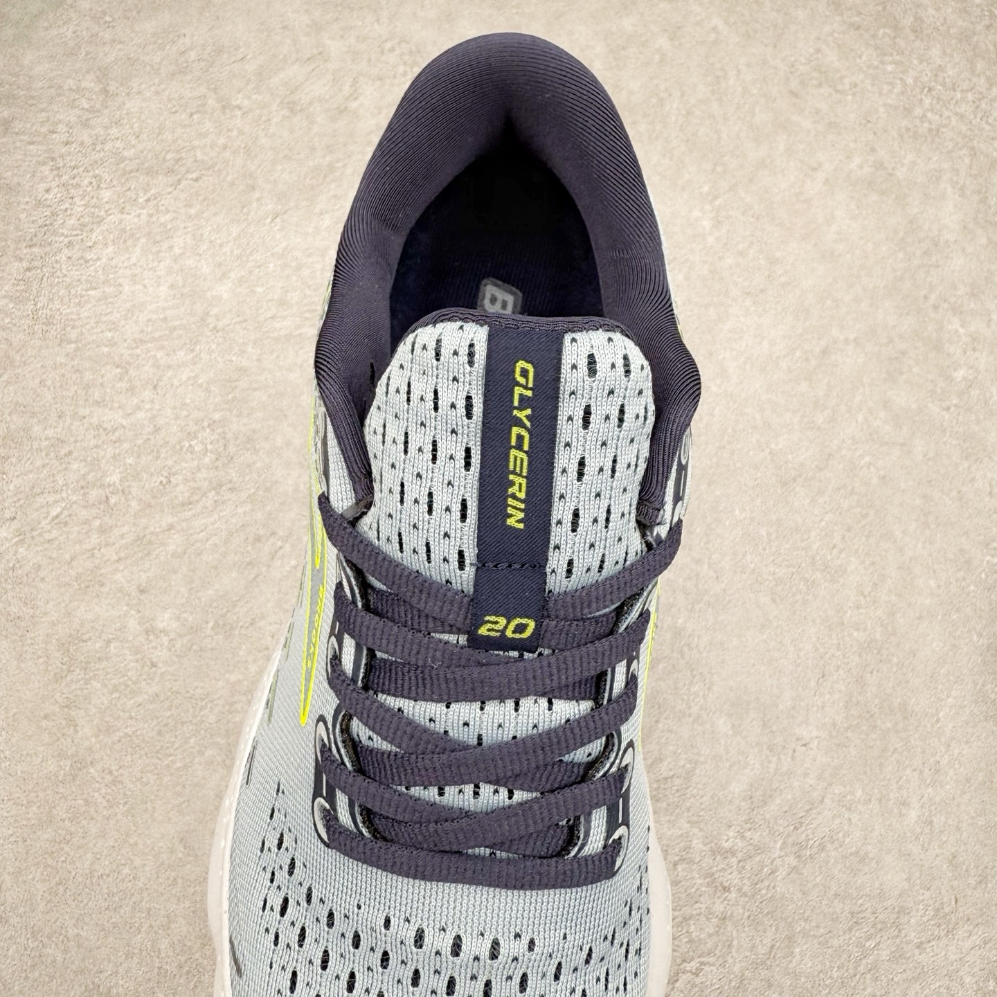 图片[5]-Brooks布鲁克斯 Glycerin 2.0 系带防滑耐磨低帮长跑跑步鞋 Brooks 四大跑鞋之一 百年品牌 跑鞋从外形上基本就能判断这是一款速度跑鞋 简洁干练的外形结构和极强的运动流线型看着非常有速度感 上脚的第一感觉是非常轻 美码9码的鞋单只206g不到 从个人偏好来说 200g左右的竞速鞋最具安全感 鞋面采用单层网布 很薄 前掌使用了大量开放式网眼 排气直接快速 透气性上乘 鞋舌也是轻量化设计 仅为一层麂皮 和脚背完美贴合 鞋舌中央有个防偏穿孔 从实际穿着来看 通常鞋舌都是外偏 如果是防偏穿孔位于中心 防偏效果其实并不十分有效 如果采用趋外侧的偏心设计更有效 鞋帮泡棉填充量不大 但非常紧凑 贴合舒适 包裹稳固 内置硬质TPU保证必要的稳定性 跑鞋中底采用的是DNA FLASH科技材料 DNA FLASH中底科技 是Brooks第一款将氮气注入中底的创新科技 主要原理是借助“超临界流体”发泡技术 将液态氮稳定的转化为气态氮 并使其均匀地形成无数紧密贴合的密闭式气囊结构 尺码：36 36.5 37.5 38 38.5 39 40 40.5 41 42 42.5 43 44 44.5 45 46-选品中心