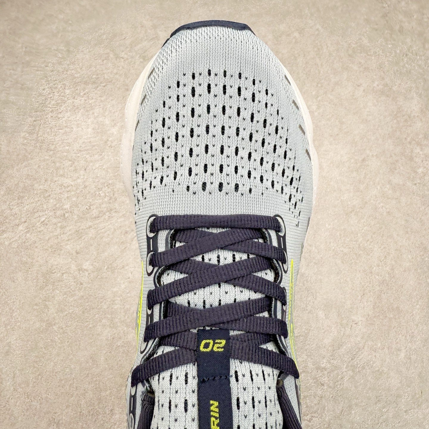 图片[4]-Brooks布鲁克斯 Glycerin 2.0 系带防滑耐磨低帮长跑跑步鞋 Brooks 四大跑鞋之一 百年品牌 跑鞋从外形上基本就能判断这是一款速度跑鞋 简洁干练的外形结构和极强的运动流线型看着非常有速度感 上脚的第一感觉是非常轻 美码9码的鞋单只206g不到 从个人偏好来说 200g左右的竞速鞋最具安全感 鞋面采用单层网布 很薄 前掌使用了大量开放式网眼 排气直接快速 透气性上乘 鞋舌也是轻量化设计 仅为一层麂皮 和脚背完美贴合 鞋舌中央有个防偏穿孔 从实际穿着来看 通常鞋舌都是外偏 如果是防偏穿孔位于中心 防偏效果其实并不十分有效 如果采用趋外侧的偏心设计更有效 鞋帮泡棉填充量不大 但非常紧凑 贴合舒适 包裹稳固 内置硬质TPU保证必要的稳定性 跑鞋中底采用的是DNA FLASH科技材料 DNA FLASH中底科技 是Brooks第一款将氮气注入中底的创新科技 主要原理是借助“超临界流体”发泡技术 将液态氮稳定的转化为气态氮 并使其均匀地形成无数紧密贴合的密闭式气囊结构 尺码：36 36.5 37.5 38 38.5 39 40 40.5 41 42 42.5 43 44 44.5 45 46-选品中心