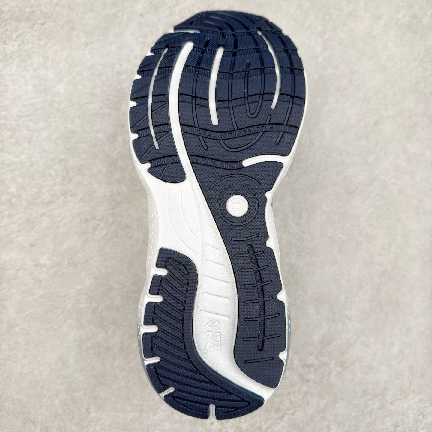 图片[9]-Brooks布鲁克斯 Glycerin 2.0 系带防滑耐磨低帮长跑跑步鞋 Brooks 四大跑鞋之一 百年品牌 跑鞋从外形上基本就能判断这是一款速度跑鞋 简洁干练的外形结构和极强的运动流线型看着非常有速度感 上脚的第一感觉是非常轻 美码9码的鞋单只206g不到 从个人偏好来说 200g左右的竞速鞋最具安全感 鞋面采用单层网布 很薄 前掌使用了大量开放式网眼 排气直接快速 透气性上乘 鞋舌也是轻量化设计 仅为一层麂皮 和脚背完美贴合 鞋舌中央有个防偏穿孔 从实际穿着来看 通常鞋舌都是外偏 如果是防偏穿孔位于中心 防偏效果其实并不十分有效 如果采用趋外侧的偏心设计更有效 鞋帮泡棉填充量不大 但非常紧凑 贴合舒适 包裹稳固 内置硬质TPU保证必要的稳定性 跑鞋中底采用的是DNA FLASH科技材料 DNA FLASH中底科技 是Brooks第一款将氮气注入中底的创新科技 主要原理是借助“超临界流体”发泡技术 将液态氮稳定的转化为气态氮 并使其均匀地形成无数紧密贴合的密闭式气囊结构 尺码：36 36.5 37.5 38 38.5 39 40 40.5 41 42 42.5 43 44 44.5 45 46-选品中心