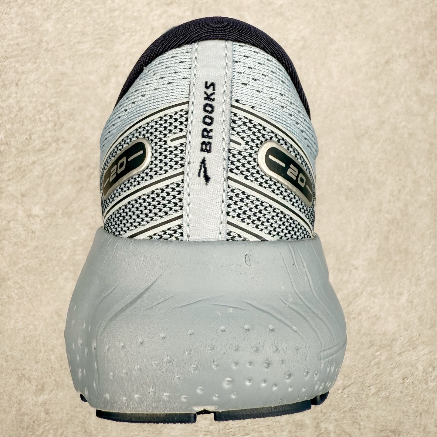 图片[8]-Brooks布鲁克斯 Glycerin 2.0 系带防滑耐磨低帮长跑跑步鞋 Brooks 四大跑鞋之一 百年品牌 跑鞋从外形上基本就能判断这是一款速度跑鞋 简洁干练的外形结构和极强的运动流线型看着非常有速度感 上脚的第一感觉是非常轻 美码9码的鞋单只206g不到 从个人偏好来说 200g左右的竞速鞋最具安全感 鞋面采用单层网布 很薄 前掌使用了大量开放式网眼 排气直接快速 透气性上乘 鞋舌也是轻量化设计 仅为一层麂皮 和脚背完美贴合 鞋舌中央有个防偏穿孔 从实际穿着来看 通常鞋舌都是外偏 如果是防偏穿孔位于中心 防偏效果其实并不十分有效 如果采用趋外侧的偏心设计更有效 鞋帮泡棉填充量不大 但非常紧凑 贴合舒适 包裹稳固 内置硬质TPU保证必要的稳定性 跑鞋中底采用的是DNA FLASH科技材料 DNA FLASH中底科技 是Brooks第一款将氮气注入中底的创新科技 主要原理是借助“超临界流体”发泡技术 将液态氮稳定的转化为气态氮 并使其均匀地形成无数紧密贴合的密闭式气囊结构 尺码：36 36.5 37.5 38 38.5 39 40 40.5 41 42 42.5 43 44 44.5 45 46-选品中心