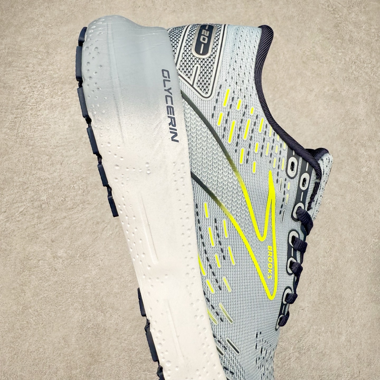 图片[6]-Brooks布鲁克斯 Glycerin 2.0 系带防滑耐磨低帮长跑跑步鞋 Brooks 四大跑鞋之一 百年品牌 跑鞋从外形上基本就能判断这是一款速度跑鞋 简洁干练的外形结构和极强的运动流线型看着非常有速度感 上脚的第一感觉是非常轻 美码9码的鞋单只206g不到 从个人偏好来说 200g左右的竞速鞋最具安全感 鞋面采用单层网布 很薄 前掌使用了大量开放式网眼 排气直接快速 透气性上乘 鞋舌也是轻量化设计 仅为一层麂皮 和脚背完美贴合 鞋舌中央有个防偏穿孔 从实际穿着来看 通常鞋舌都是外偏 如果是防偏穿孔位于中心 防偏效果其实并不十分有效 如果采用趋外侧的偏心设计更有效 鞋帮泡棉填充量不大 但非常紧凑 贴合舒适 包裹稳固 内置硬质TPU保证必要的稳定性 跑鞋中底采用的是DNA FLASH科技材料 DNA FLASH中底科技 是Brooks第一款将氮气注入中底的创新科技 主要原理是借助“超临界流体”发泡技术 将液态氮稳定的转化为气态氮 并使其均匀地形成无数紧密贴合的密闭式气囊结构 尺码：36 36.5 37.5 38 38.5 39 40 40.5 41 42 42.5 43 44 44.5 45 46-选品中心