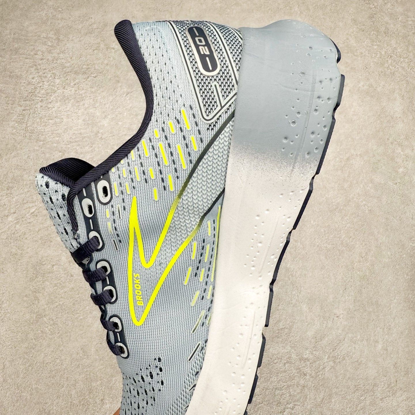 图片[7]-Brooks布鲁克斯 Glycerin 2.0 系带防滑耐磨低帮长跑跑步鞋 Brooks 四大跑鞋之一 百年品牌 跑鞋从外形上基本就能判断这是一款速度跑鞋 简洁干练的外形结构和极强的运动流线型看着非常有速度感 上脚的第一感觉是非常轻 美码9码的鞋单只206g不到 从个人偏好来说 200g左右的竞速鞋最具安全感 鞋面采用单层网布 很薄 前掌使用了大量开放式网眼 排气直接快速 透气性上乘 鞋舌也是轻量化设计 仅为一层麂皮 和脚背完美贴合 鞋舌中央有个防偏穿孔 从实际穿着来看 通常鞋舌都是外偏 如果是防偏穿孔位于中心 防偏效果其实并不十分有效 如果采用趋外侧的偏心设计更有效 鞋帮泡棉填充量不大 但非常紧凑 贴合舒适 包裹稳固 内置硬质TPU保证必要的稳定性 跑鞋中底采用的是DNA FLASH科技材料 DNA FLASH中底科技 是Brooks第一款将氮气注入中底的创新科技 主要原理是借助“超临界流体”发泡技术 将液态氮稳定的转化为气态氮 并使其均匀地形成无数紧密贴合的密闭式气囊结构 尺码：36 36.5 37.5 38 38.5 39 40 40.5 41 42 42.5 43 44 44.5 45 46-选品中心