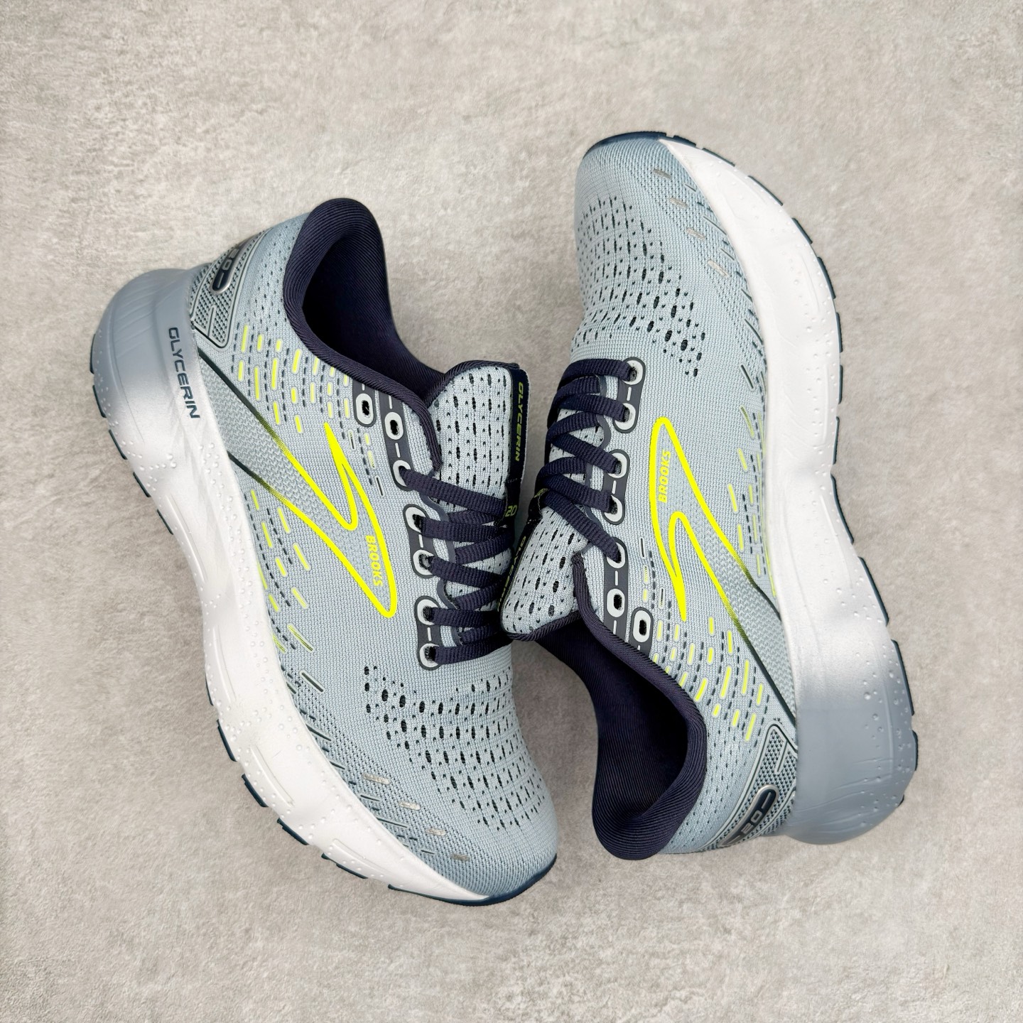 图片[3]-Brooks布鲁克斯 Glycerin 2.0 系带防滑耐磨低帮长跑跑步鞋 Brooks 四大跑鞋之一 百年品牌 跑鞋从外形上基本就能判断这是一款速度跑鞋 简洁干练的外形结构和极强的运动流线型看着非常有速度感 上脚的第一感觉是非常轻 美码9码的鞋单只206g不到 从个人偏好来说 200g左右的竞速鞋最具安全感 鞋面采用单层网布 很薄 前掌使用了大量开放式网眼 排气直接快速 透气性上乘 鞋舌也是轻量化设计 仅为一层麂皮 和脚背完美贴合 鞋舌中央有个防偏穿孔 从实际穿着来看 通常鞋舌都是外偏 如果是防偏穿孔位于中心 防偏效果其实并不十分有效 如果采用趋外侧的偏心设计更有效 鞋帮泡棉填充量不大 但非常紧凑 贴合舒适 包裹稳固 内置硬质TPU保证必要的稳定性 跑鞋中底采用的是DNA FLASH科技材料 DNA FLASH中底科技 是Brooks第一款将氮气注入中底的创新科技 主要原理是借助“超临界流体”发泡技术 将液态氮稳定的转化为气态氮 并使其均匀地形成无数紧密贴合的密闭式气囊结构 尺码：36 36.5 37.5 38 38.5 39 40 40.5 41 42 42.5 43 44 44.5 45 46-选品中心