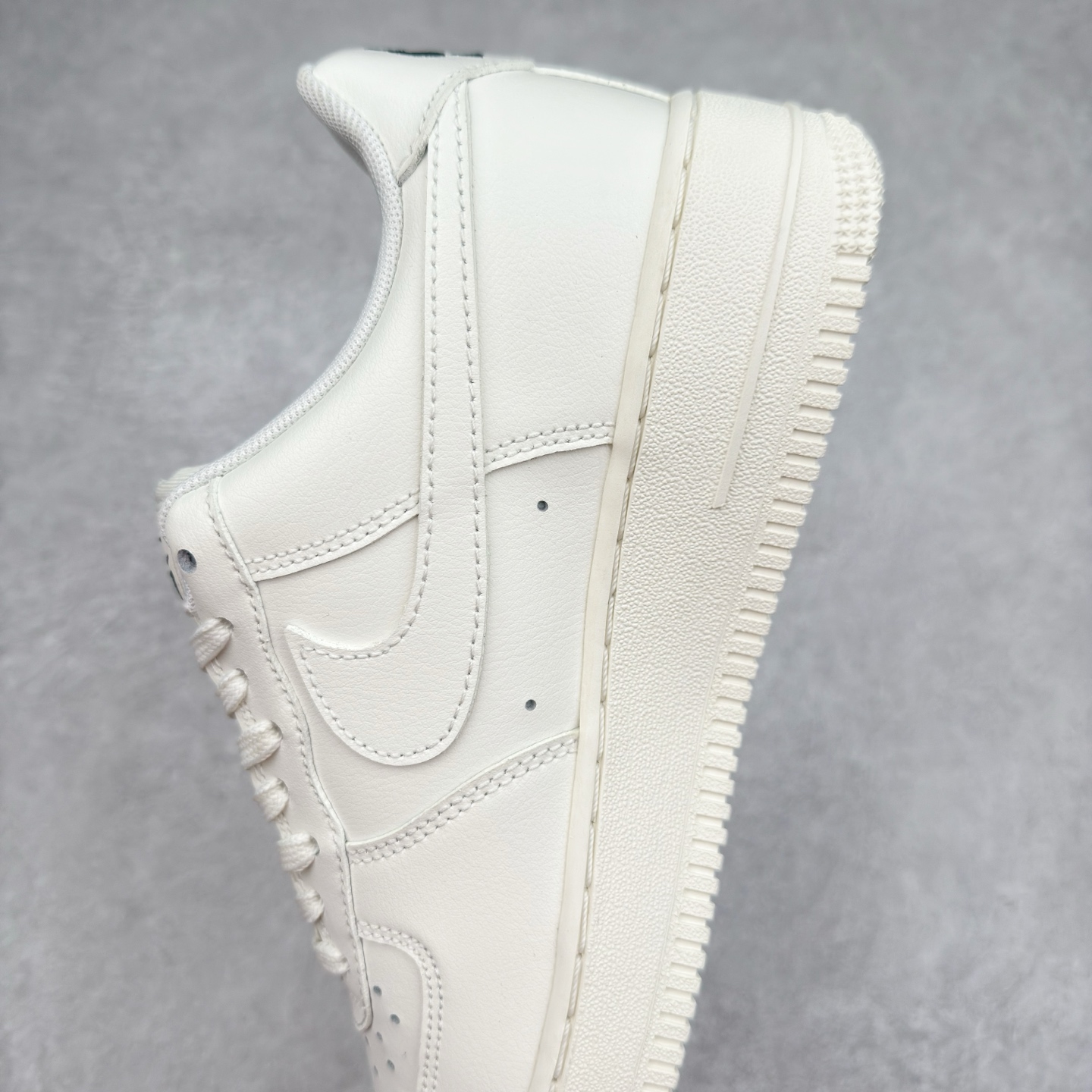 图片[7]-＃XT纯原 NK Air Force 1´07 Low 空军一号低帮百搭休闲运动板鞋 HF1058-133 顶级批次 2022全新楦头鞋型 鱼鳞大底 历时开发三个月 清洁度完美 二维码鞋标 内置芯片及solo气垫 大底高度及其弧度依照正品 钢印 logo刺绣 鞋口弧度 鞋头长度 鞋面冲孔 鞋垫背胶及钢印 完美鞋型对比正品 每一处都是细节满满 柔软、弹性十足的缓震性能和出色的中底设计 横跨复古与现代的外型结合 造就出风靡全球 三十多年的Force 1 直到今天还深受青睐 实拍调校N版已经零色差零失真 百分百还原实物色彩所见即所得 不存在货不对板色差等低级问题 选购参考实物拍摄 不混卖不参货 只用心做好货严格选品 承诺混一赔十 尺码：36 36.5 37.5 38 38.5 39 40 40.5 41 42 42.5 43 44 44.5 45-选品中心