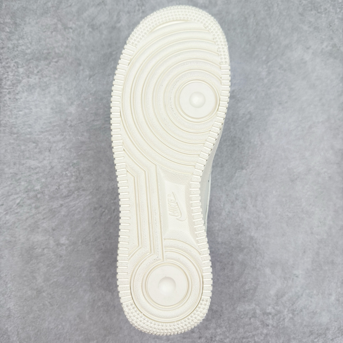 图片[9]-＃XT纯原 NK Air Force 1´07 Low 空军一号低帮百搭休闲运动板鞋 HF1058-133 顶级批次 2022全新楦头鞋型 鱼鳞大底 历时开发三个月 清洁度完美 二维码鞋标 内置芯片及solo气垫 大底高度及其弧度依照正品 钢印 logo刺绣 鞋口弧度 鞋头长度 鞋面冲孔 鞋垫背胶及钢印 完美鞋型对比正品 每一处都是细节满满 柔软、弹性十足的缓震性能和出色的中底设计 横跨复古与现代的外型结合 造就出风靡全球 三十多年的Force 1 直到今天还深受青睐 实拍调校N版已经零色差零失真 百分百还原实物色彩所见即所得 不存在货不对板色差等低级问题 选购参考实物拍摄 不混卖不参货 只用心做好货严格选品 承诺混一赔十 尺码：36 36.5 37.5 38 38.5 39 40 40.5 41 42 42.5 43 44 44.5 45-选品中心