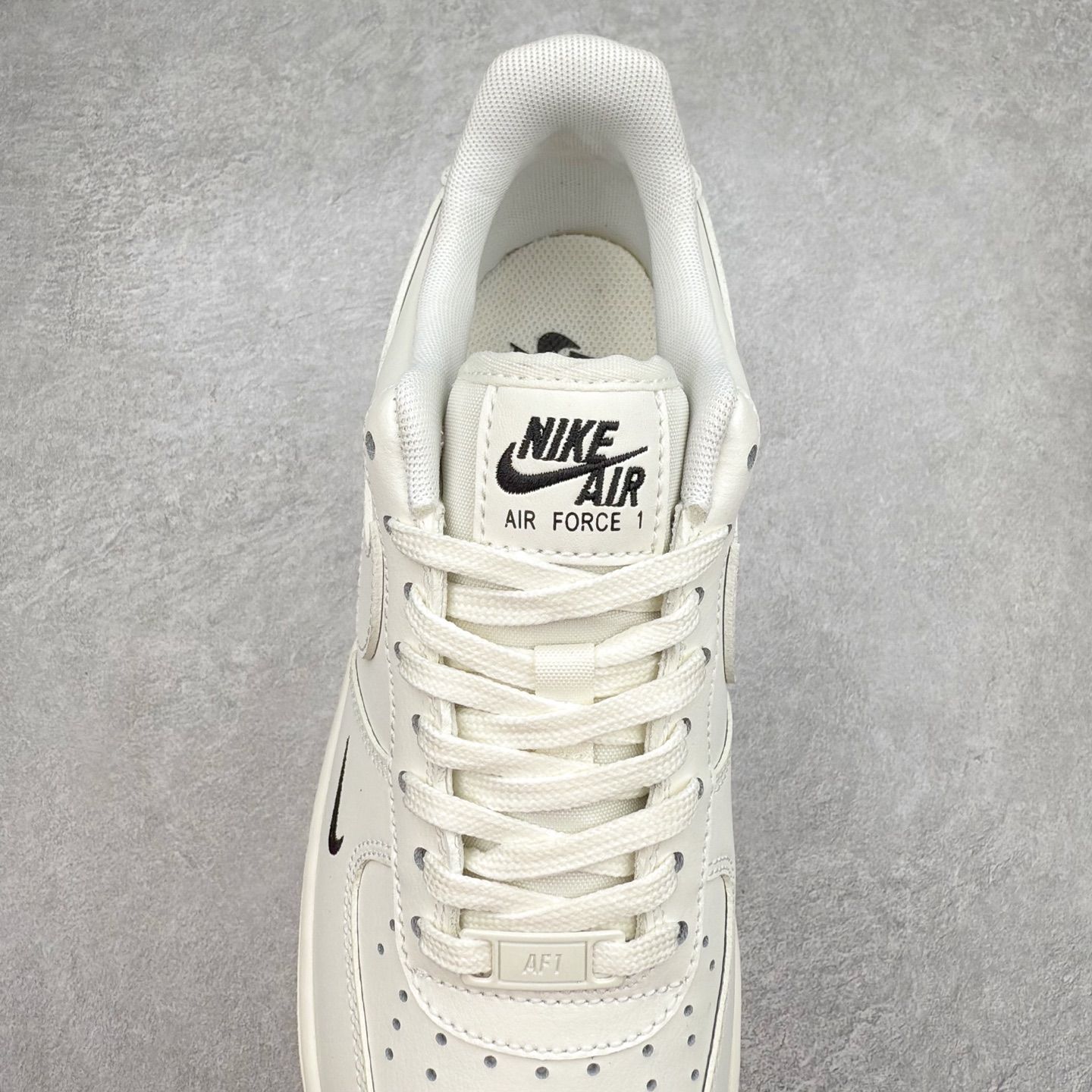 图片[5]-＃XT纯原 NK Air Force 1´07 Low 空军一号低帮百搭休闲运动板鞋 HF1058-133 顶级批次 2022全新楦头鞋型 鱼鳞大底 历时开发三个月 清洁度完美 二维码鞋标 内置芯片及solo气垫 大底高度及其弧度依照正品 钢印 logo刺绣 鞋口弧度 鞋头长度 鞋面冲孔 鞋垫背胶及钢印 完美鞋型对比正品 每一处都是细节满满 柔软、弹性十足的缓震性能和出色的中底设计 横跨复古与现代的外型结合 造就出风靡全球 三十多年的Force 1 直到今天还深受青睐 实拍调校N版已经零色差零失真 百分百还原实物色彩所见即所得 不存在货不对板色差等低级问题 选购参考实物拍摄 不混卖不参货 只用心做好货严格选品 承诺混一赔十 尺码：36 36.5 37.5 38 38.5 39 40 40.5 41 42 42.5 43 44 44.5 45-选品中心