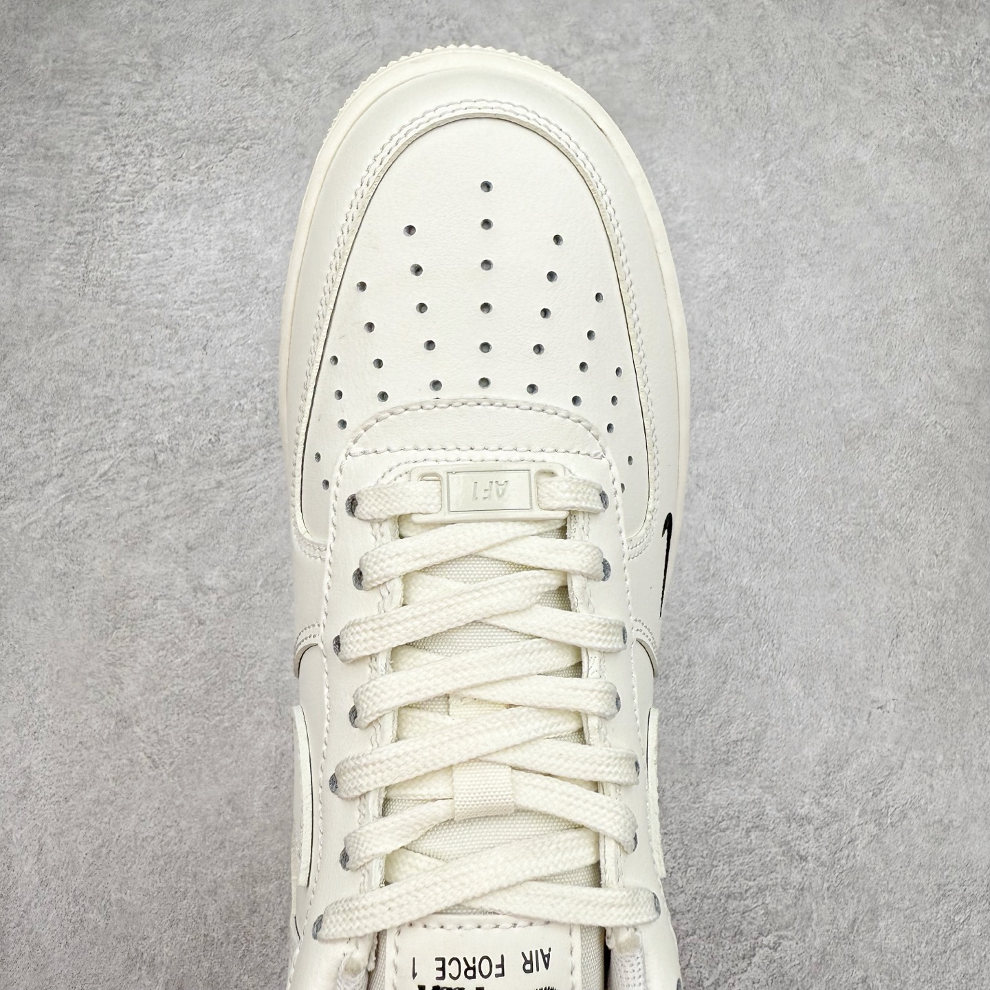 图片[4]-＃XT纯原 NK Air Force 1´07 Low 空军一号低帮百搭休闲运动板鞋 HF1058-133 顶级批次 2022全新楦头鞋型 鱼鳞大底 历时开发三个月 清洁度完美 二维码鞋标 内置芯片及solo气垫 大底高度及其弧度依照正品 钢印 logo刺绣 鞋口弧度 鞋头长度 鞋面冲孔 鞋垫背胶及钢印 完美鞋型对比正品 每一处都是细节满满 柔软、弹性十足的缓震性能和出色的中底设计 横跨复古与现代的外型结合 造就出风靡全球 三十多年的Force 1 直到今天还深受青睐 实拍调校N版已经零色差零失真 百分百还原实物色彩所见即所得 不存在货不对板色差等低级问题 选购参考实物拍摄 不混卖不参货 只用心做好货严格选品 承诺混一赔十 尺码：36 36.5 37.5 38 38.5 39 40 40.5 41 42 42.5 43 44 44.5 45-选品中心