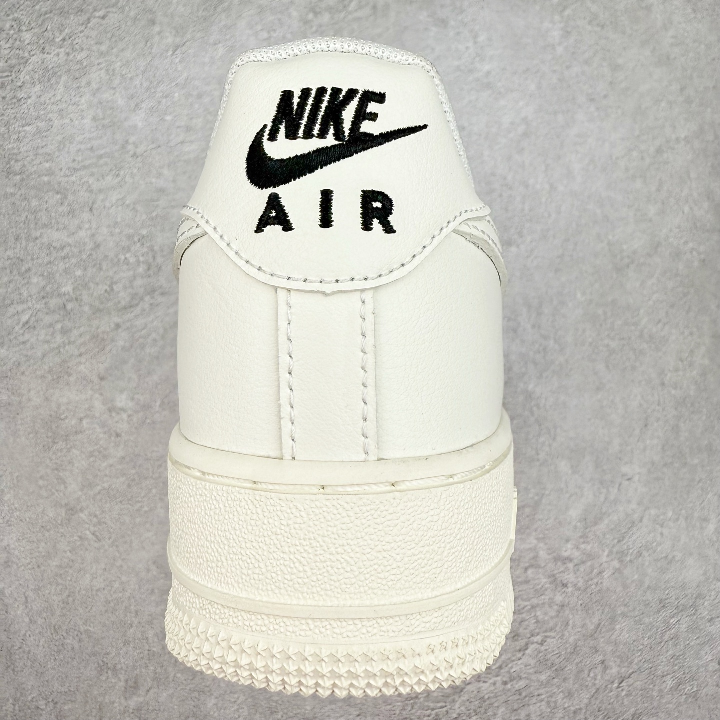 图片[8]-＃XT纯原 NK Air Force 1´07 Low 空军一号低帮百搭休闲运动板鞋 HF1058-133 顶级批次 2022全新楦头鞋型 鱼鳞大底 历时开发三个月 清洁度完美 二维码鞋标 内置芯片及solo气垫 大底高度及其弧度依照正品 钢印 logo刺绣 鞋口弧度 鞋头长度 鞋面冲孔 鞋垫背胶及钢印 完美鞋型对比正品 每一处都是细节满满 柔软、弹性十足的缓震性能和出色的中底设计 横跨复古与现代的外型结合 造就出风靡全球 三十多年的Force 1 直到今天还深受青睐 实拍调校N版已经零色差零失真 百分百还原实物色彩所见即所得 不存在货不对板色差等低级问题 选购参考实物拍摄 不混卖不参货 只用心做好货严格选品 承诺混一赔十 尺码：36 36.5 37.5 38 38.5 39 40 40.5 41 42 42.5 43 44 44.5 45-选品中心